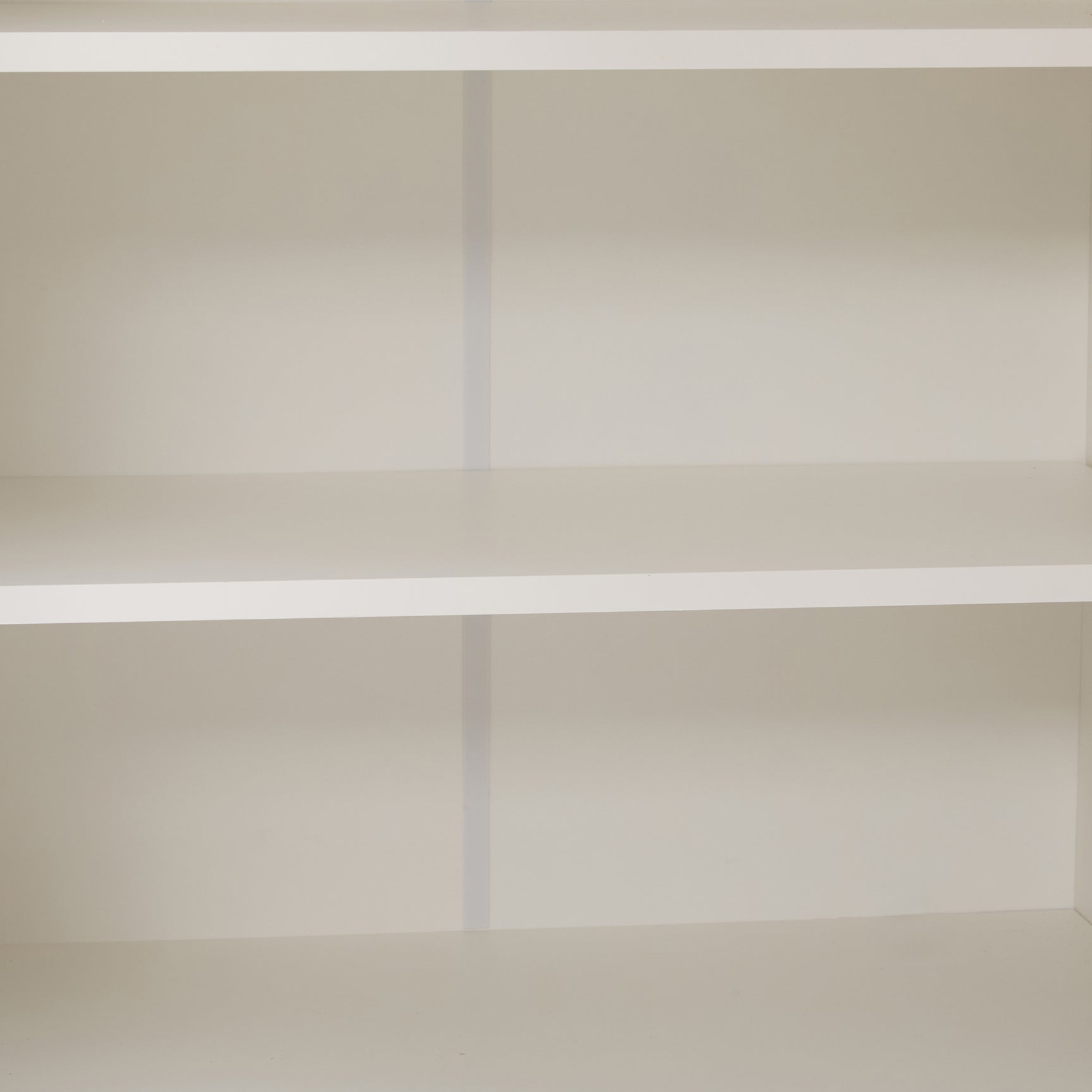 Meuble à chaussures blanc avec étagères réglables, commode minimaliste pour l'entrée, avec pieds en bois massif