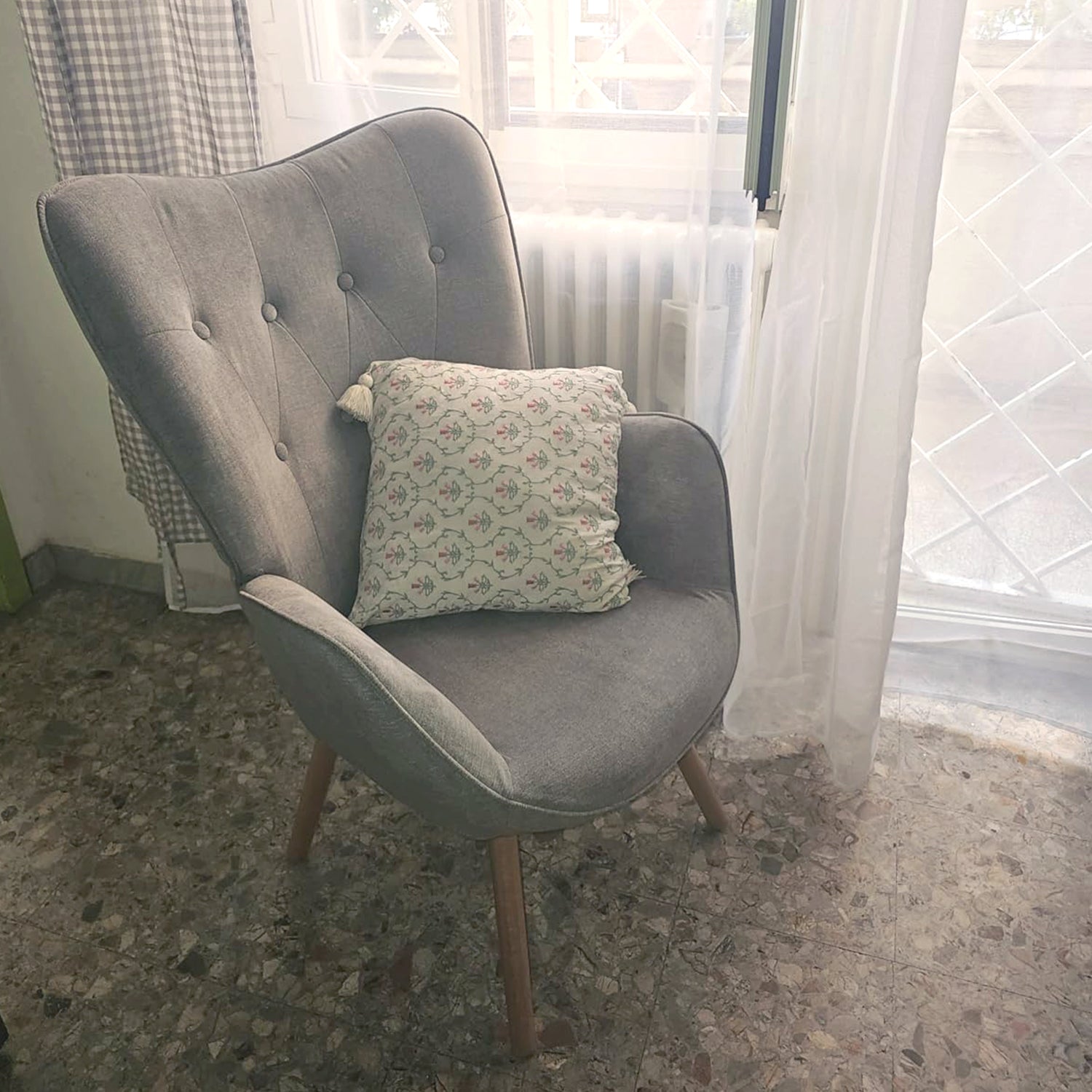 Scandinavian armchair with armrests in padded gray fabric - kas