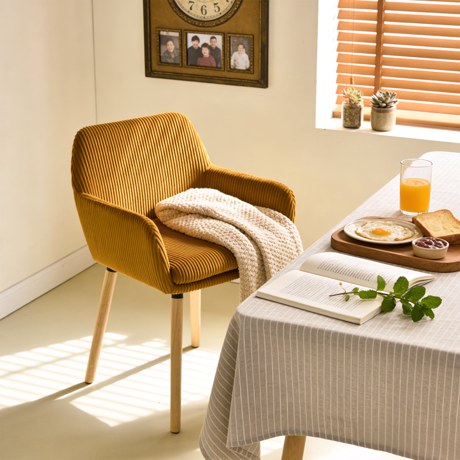 Lot de 2 chaises de salle à manger de style scandinave avec pieds en bois et accoudoirs en velours côtelé jaune - ELIA