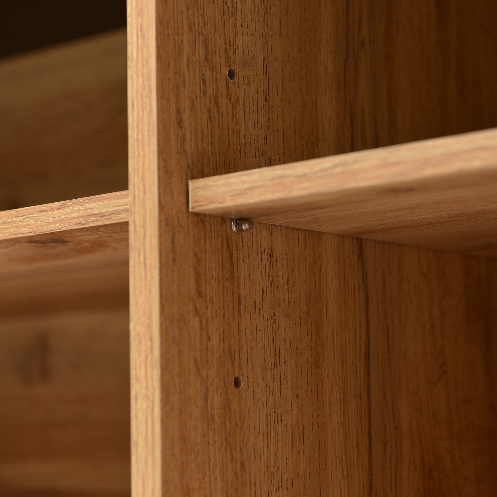 Modernes niedriges Buffet 160 cm in Naturholz mit 3 Türen, verstellbaren Regalen und schwarzen Füßen - 160 x 35 x 76 cm