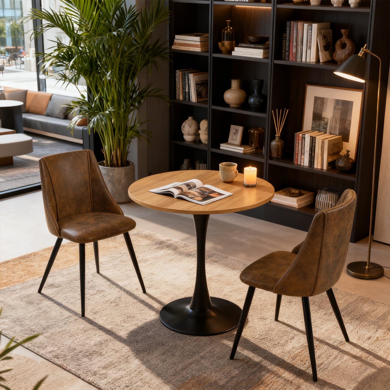 Ensemble de salle à manger de style scandinave composé d'une table ronde en chêne et de 2 chaises en suédine marron