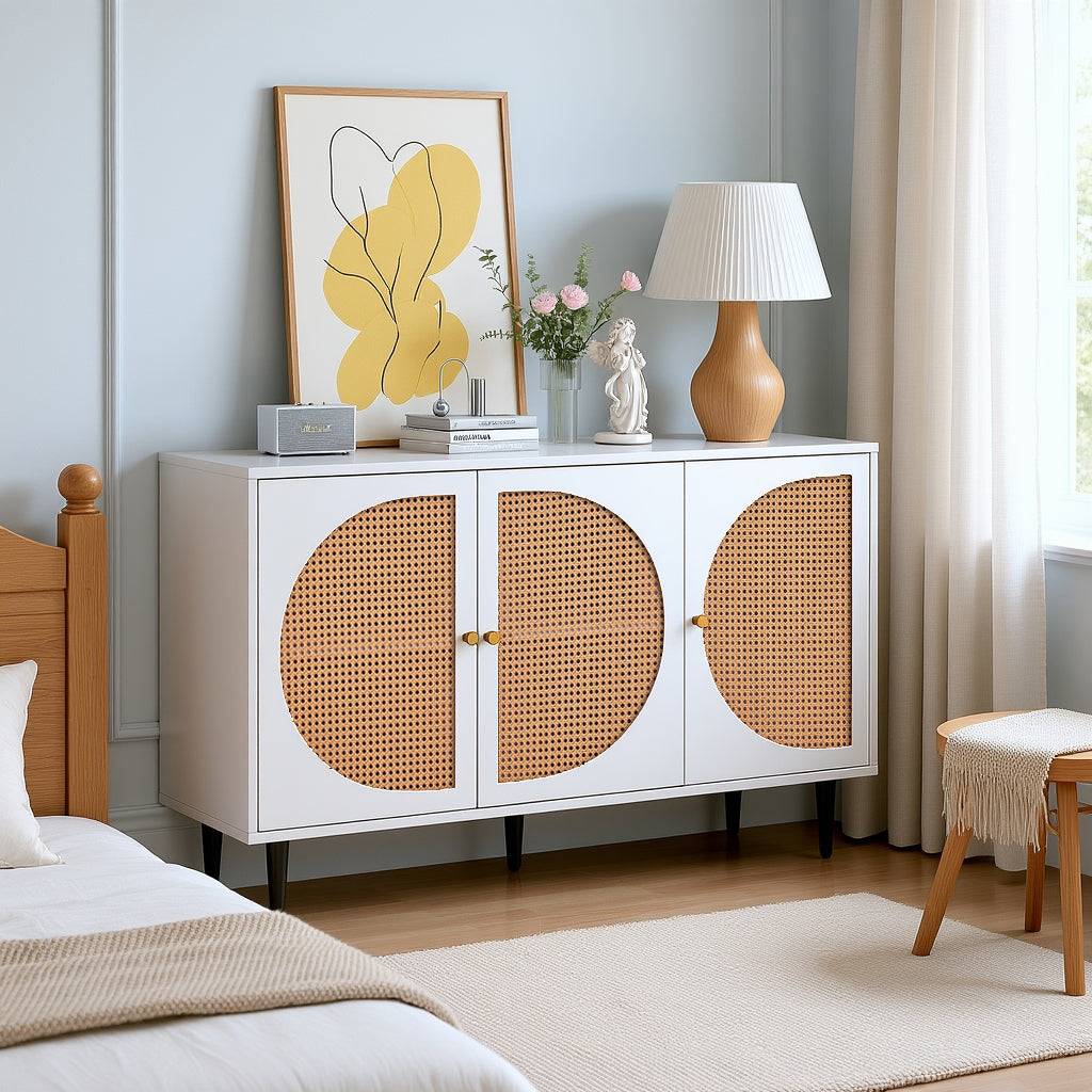 Buffet blanc moderne avec 3 portes en rotin et pieds en métal