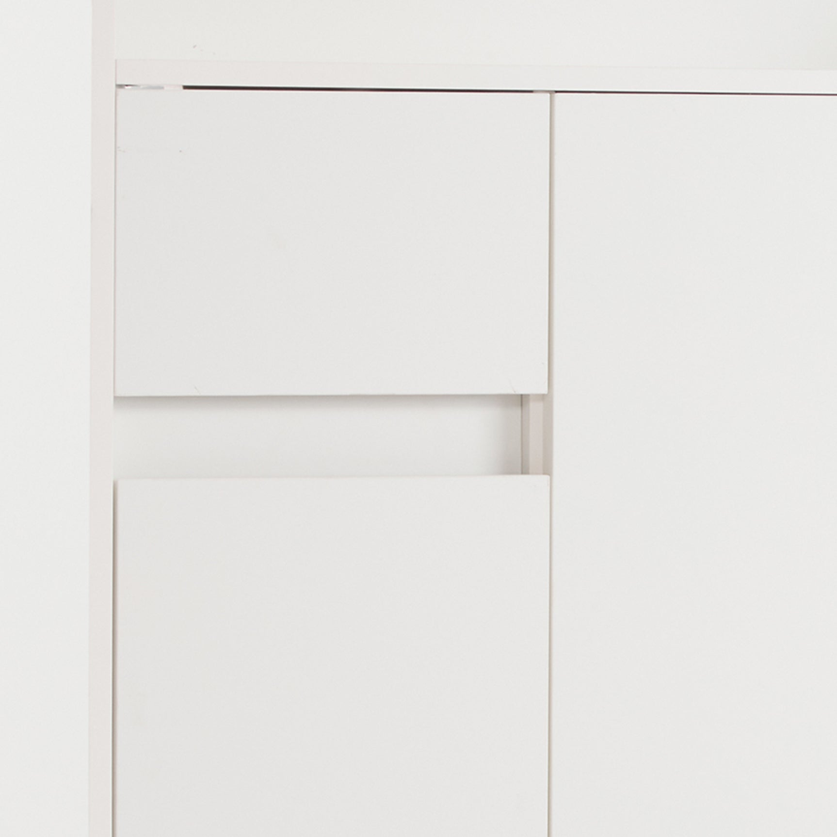 Meuble à chaussures blanc avec étagères réglables, commode minimaliste pour l'entrée, avec pieds en bois massif