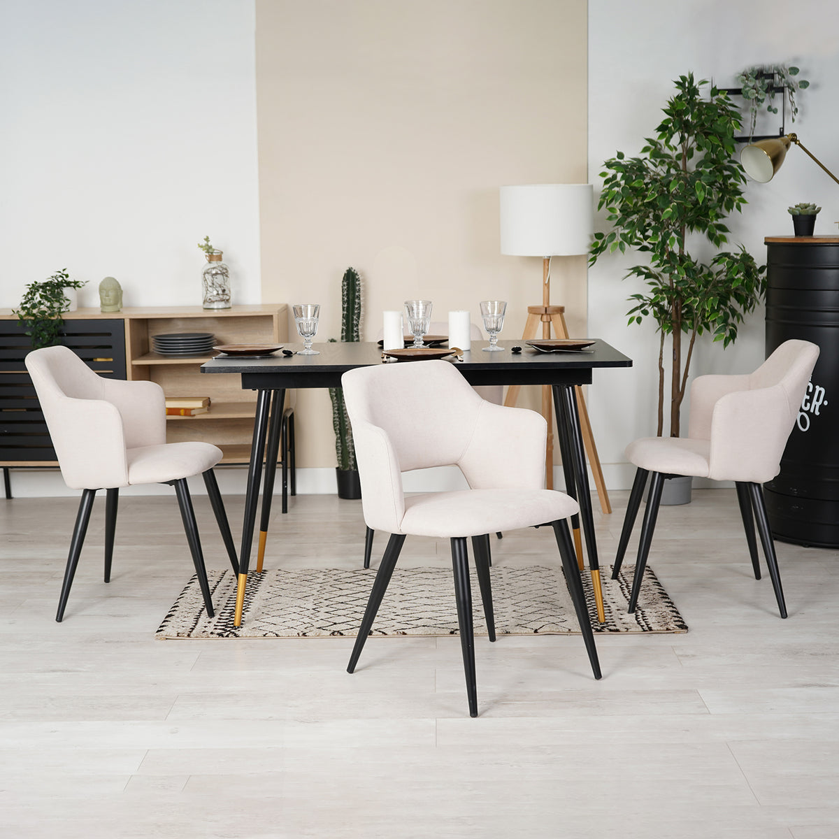 Ensemble de salle à manger comprenant une table extensible et 4 fauteuils avec accoudoirs en tissu beige