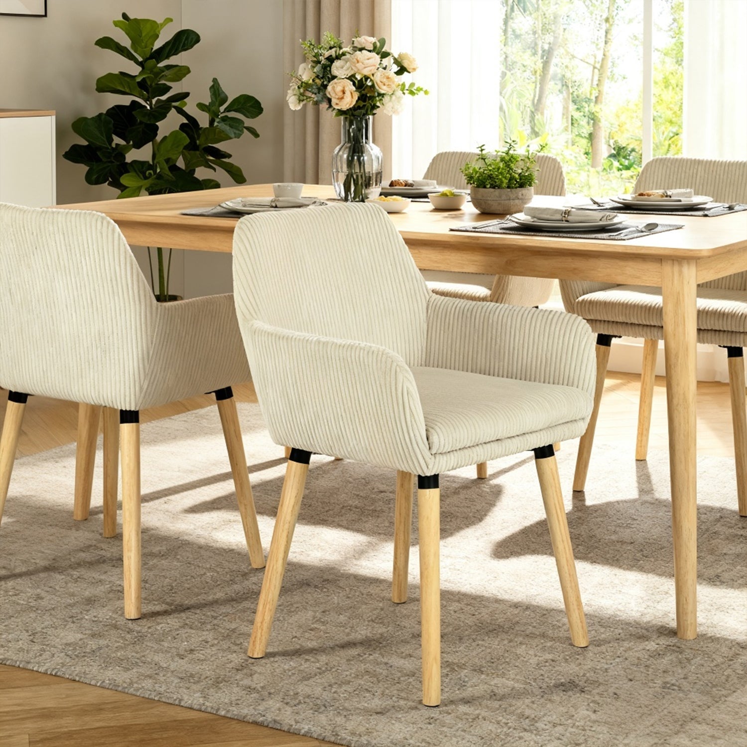 Lot de 4 chaises de salle à manger de style scandinave avec pieds en bois et accoudoirs en velours côtelé beige - ELIA