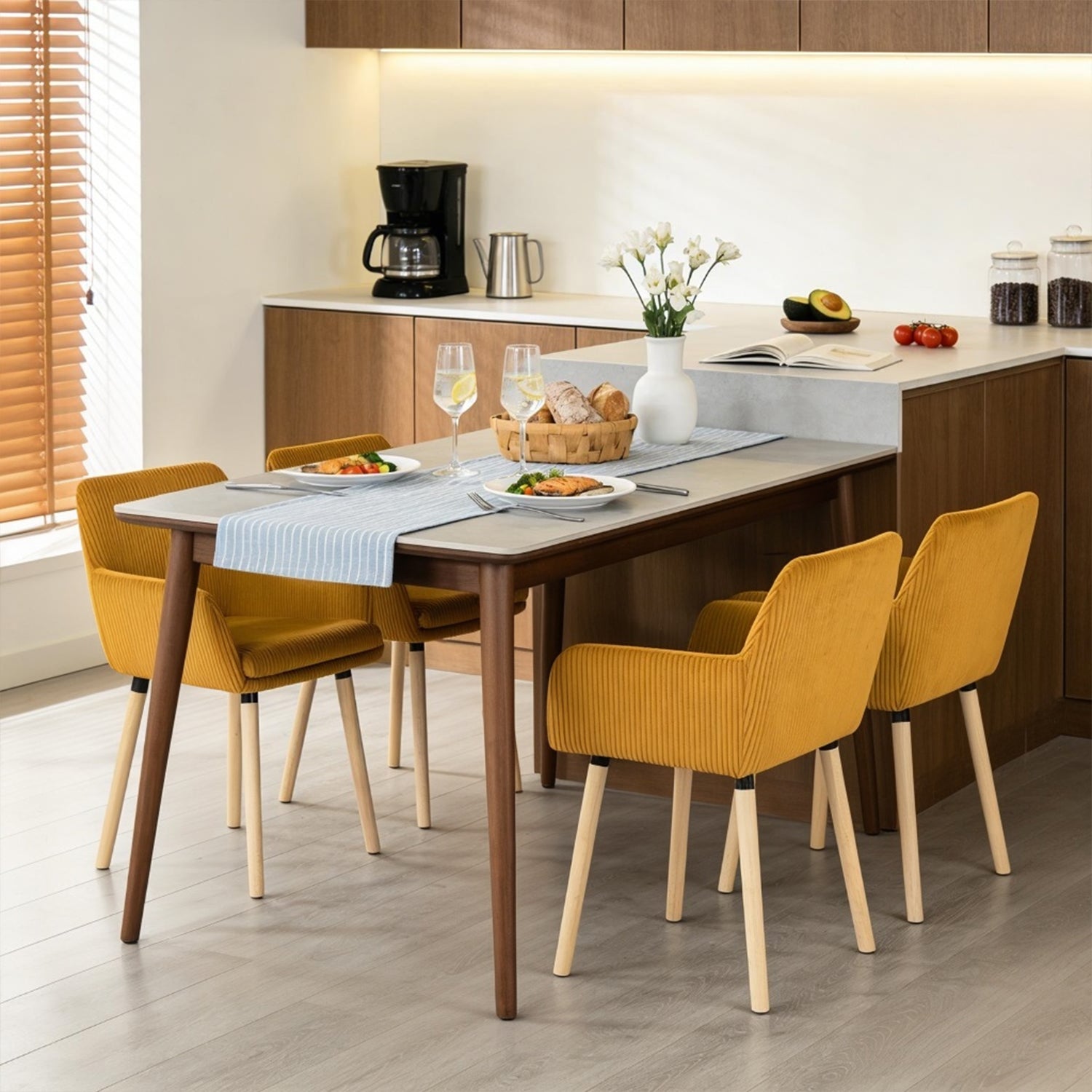 Lot de 4 chaises de salle à manger de style scandinave avec pieds en bois et accoudoirs en velours côtelé jaune - ELIA