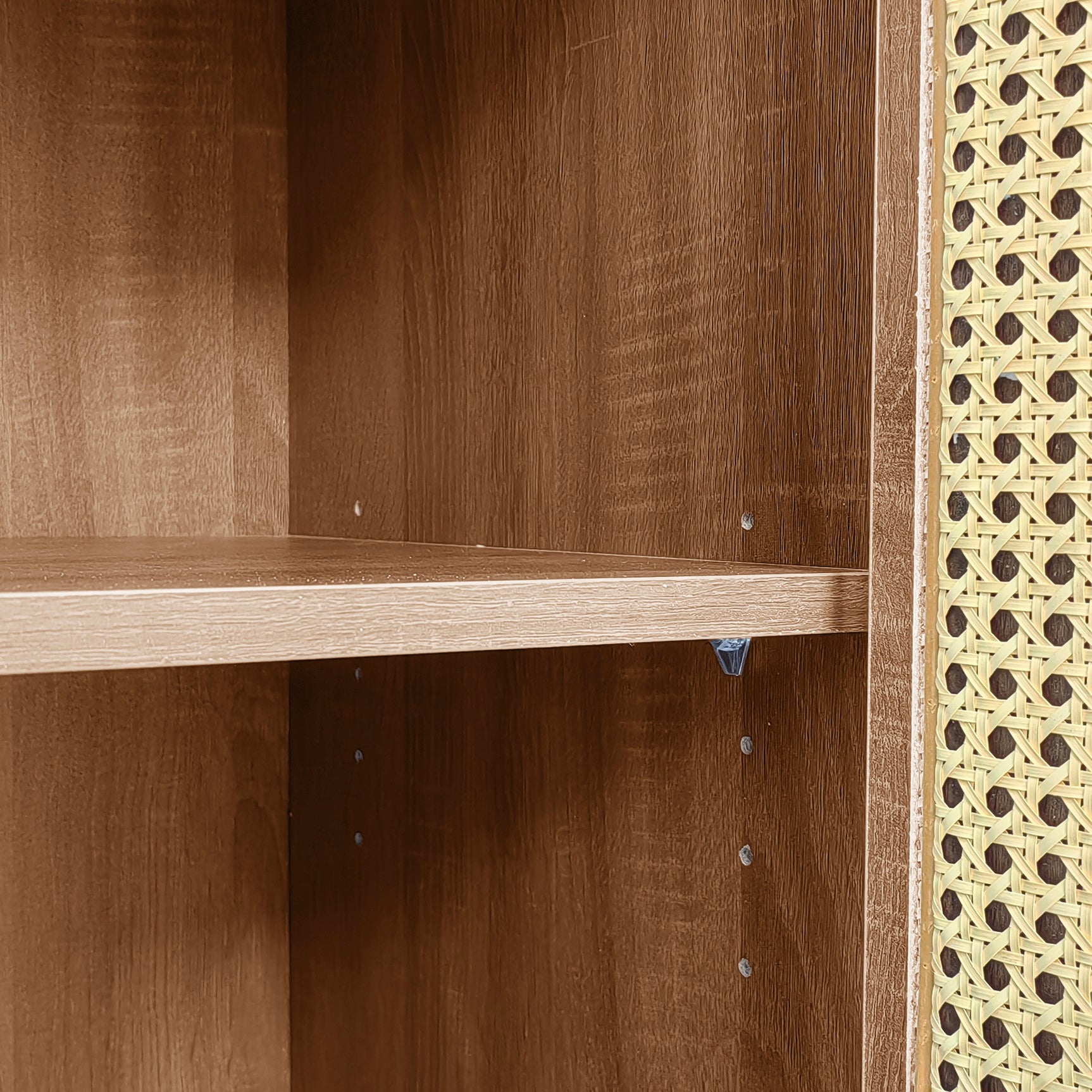 Holzbuffet -Kampagnenstil mit Konservenentüren, verstellbaren Regalen und Schubladen 130 × 75,5 × 40 cm