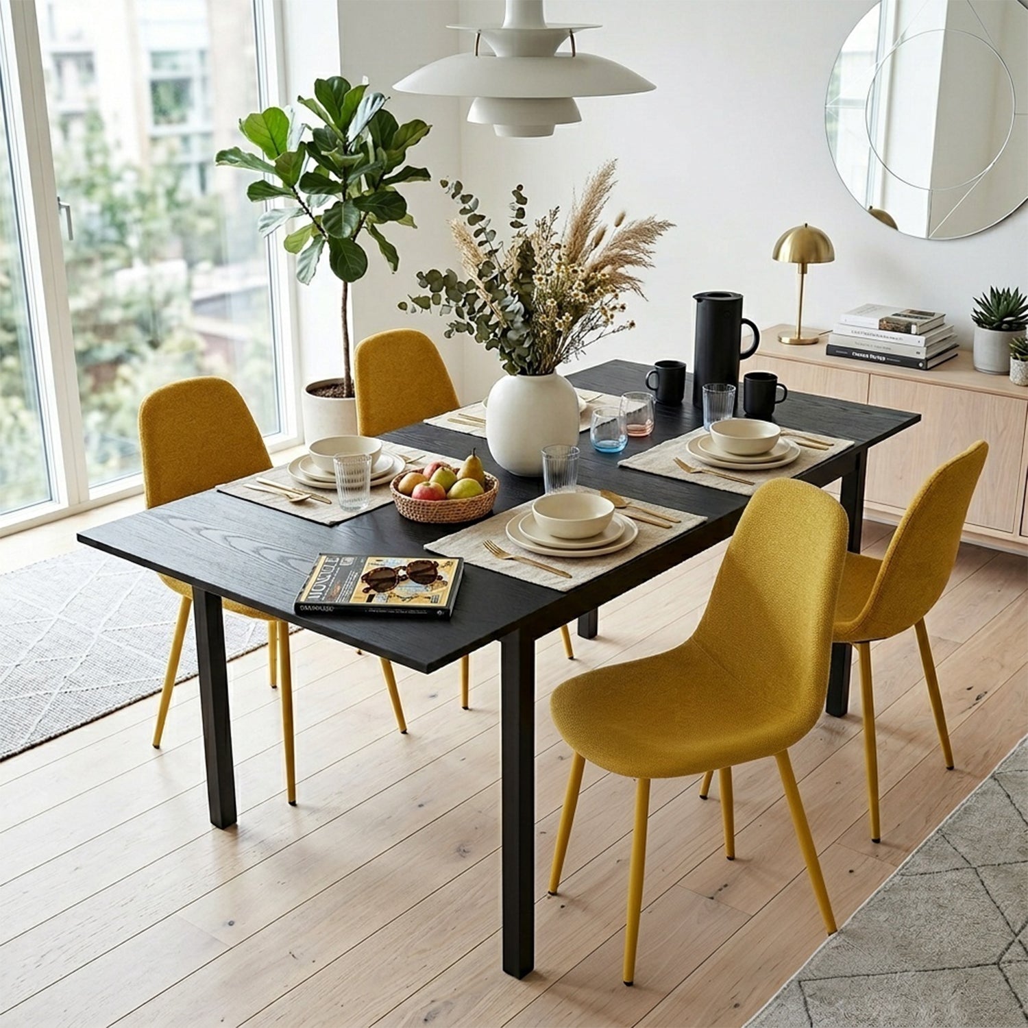 Round Table Table Table Table Timber Ø80 cm with 4 black velvet chairs, modern and comfortable style