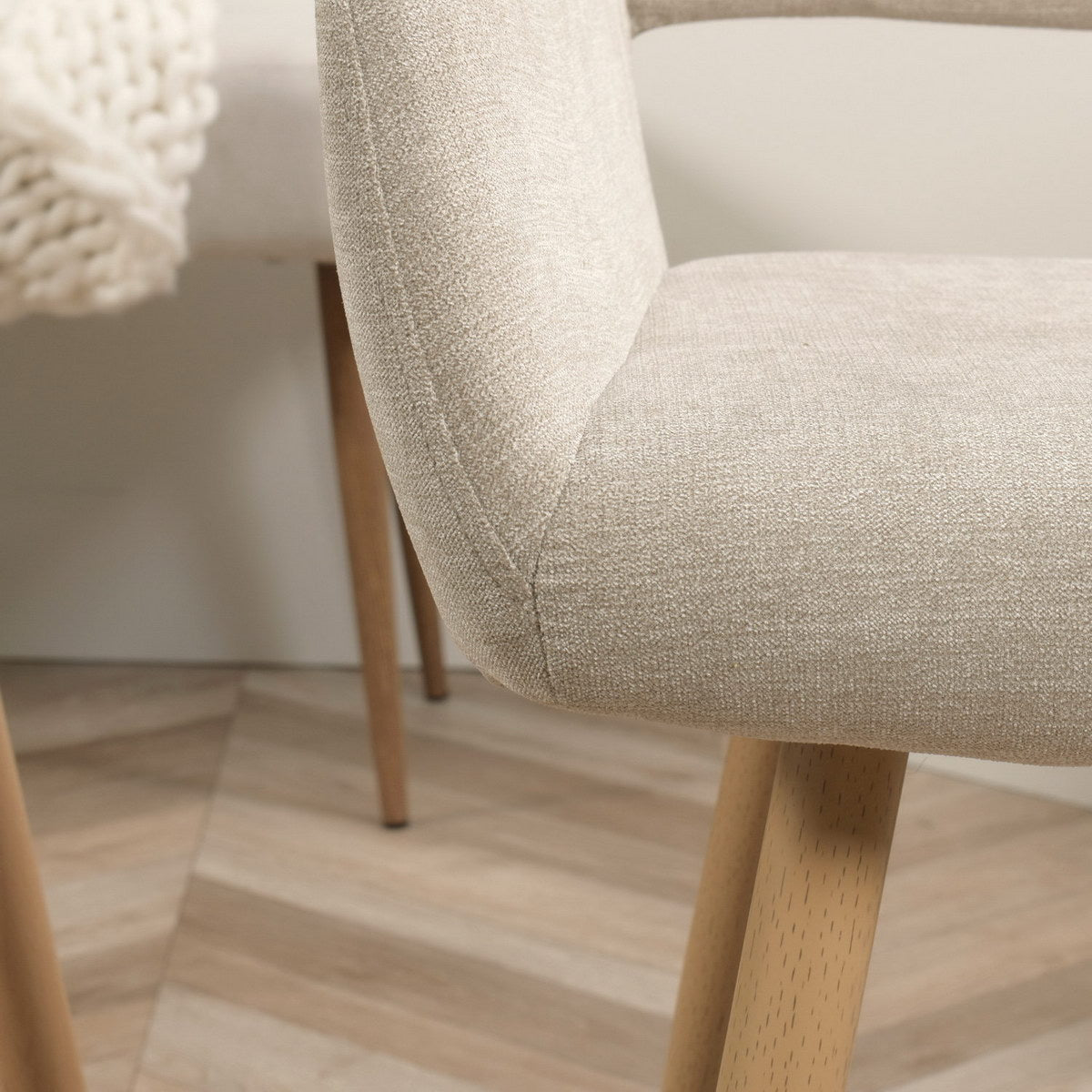 Lot de 2 fauteuils de salle à manger scandinaves avec accoudoirs en tissu beige - CROMWELL