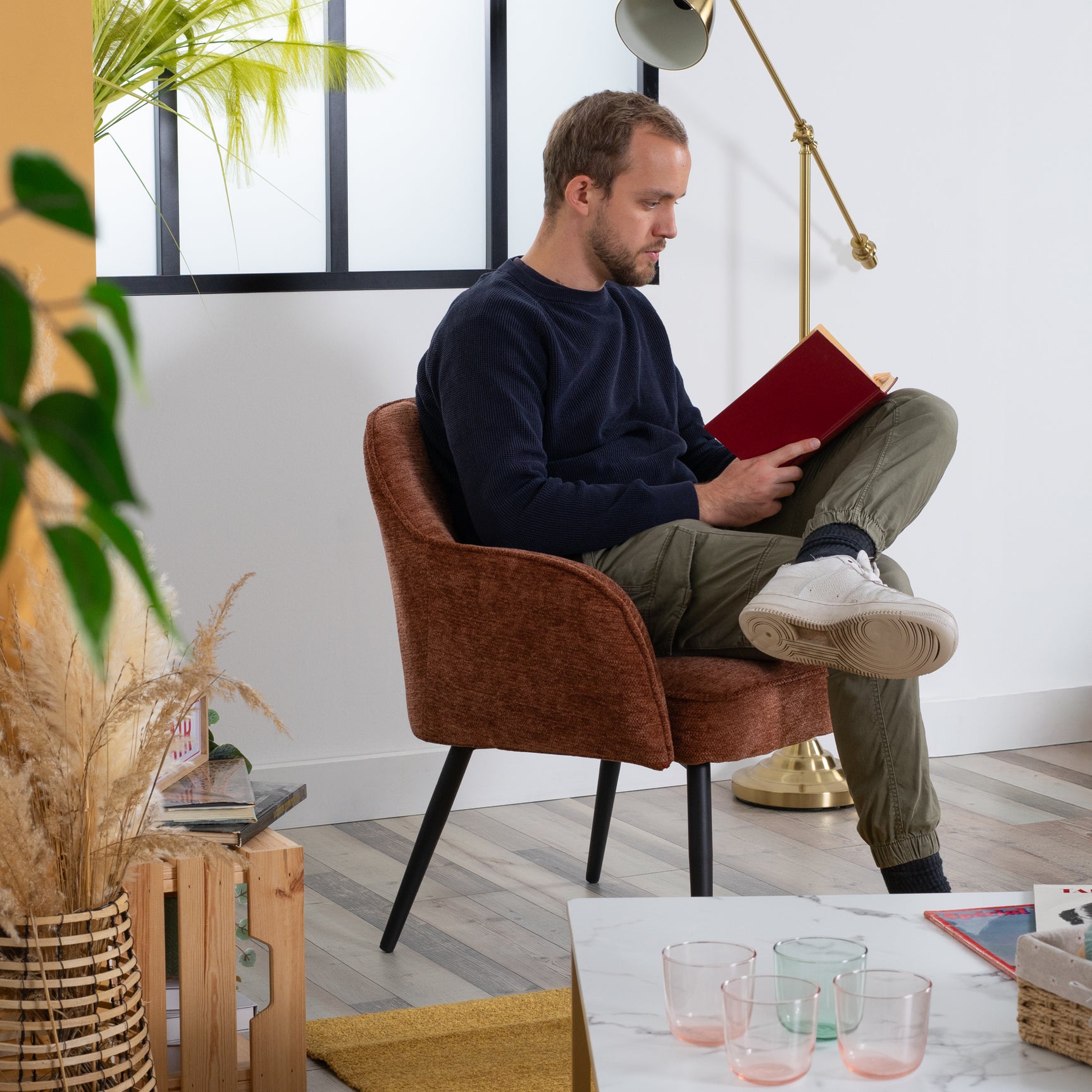 Fauteuil scandinave relax en tissu chenille marron caramel avec accoudoirs et pieds en métal noir ââ‚?MARRIAM