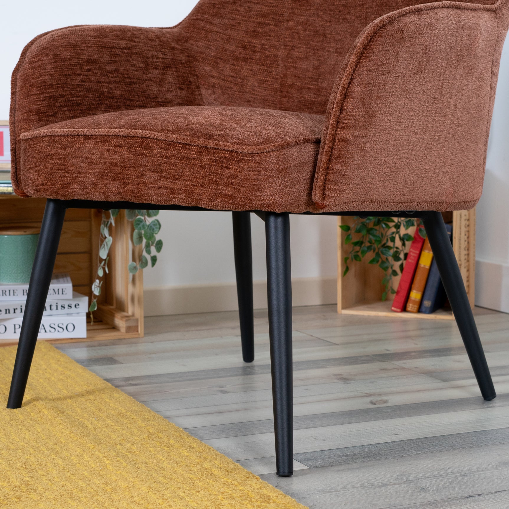 Fauteuil scandinave relax en tissu chenille marron caramel avec accoudoirs et pieds en métal noir ââ‚?MARRIAM