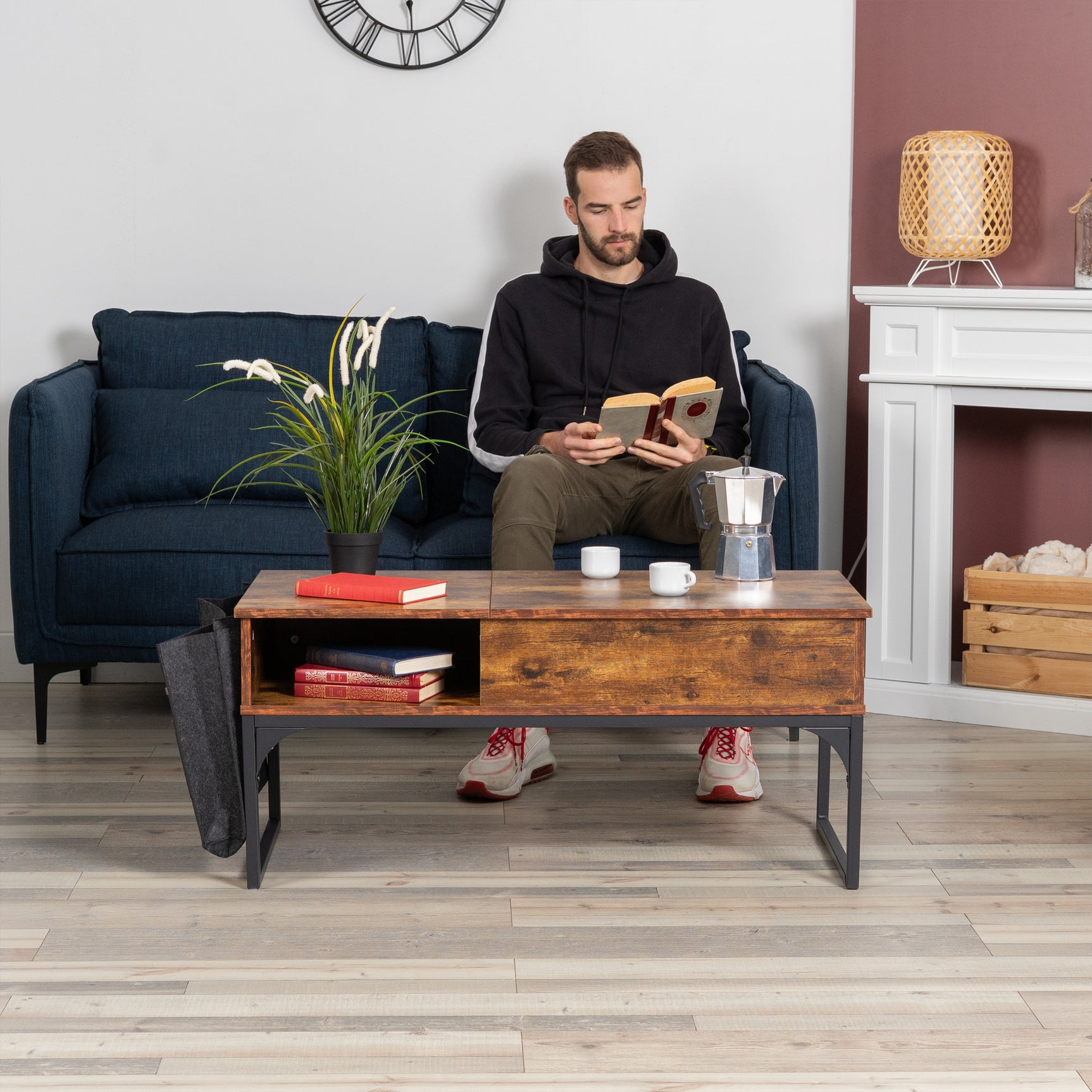 Table basse relevable style industriel avec rangement caché, plateau élévateur et pochette latérale, bois vintage et métal noir - ZOLA