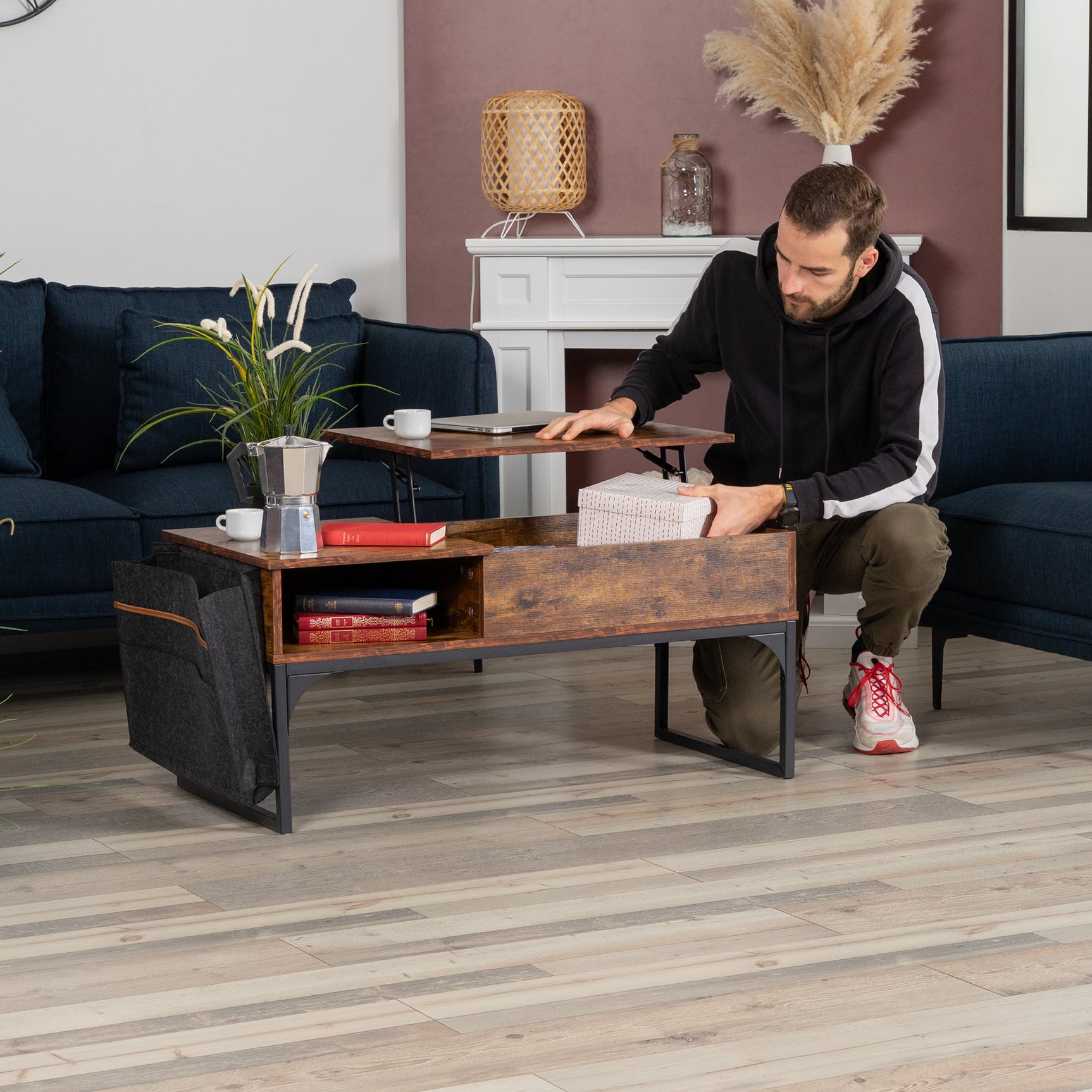 Table basse relevable style industriel avec rangement caché, plateau élévateur et pochette latérale, bois vintage et métal noir - ZOLA