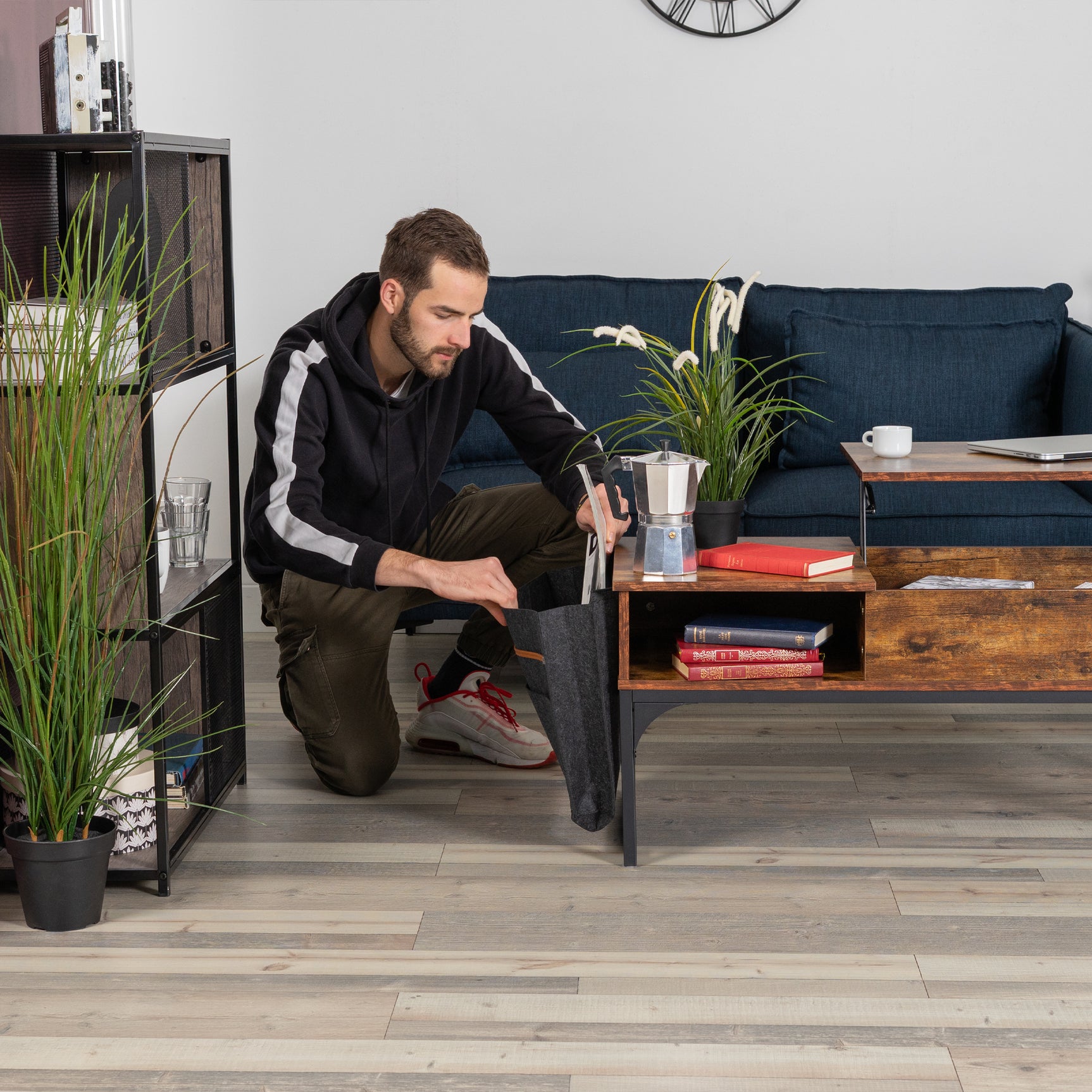 Table basse relevable style industriel avec rangement caché, plateau élévateur et pochette latérale, bois vintage et métal noir - ZOLA