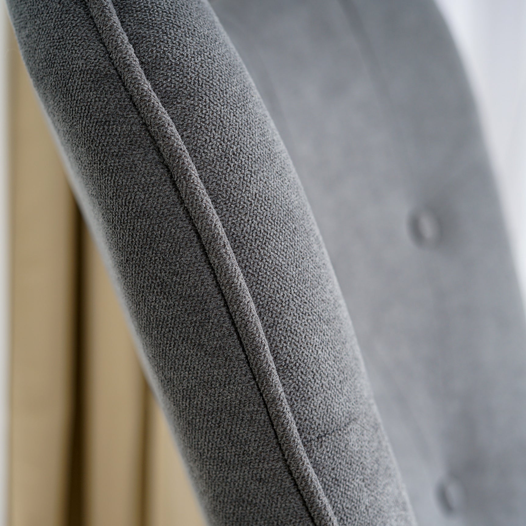 Fauteuil scandinave avec accoudoirs en tissu gris foncé capitonné - KAS