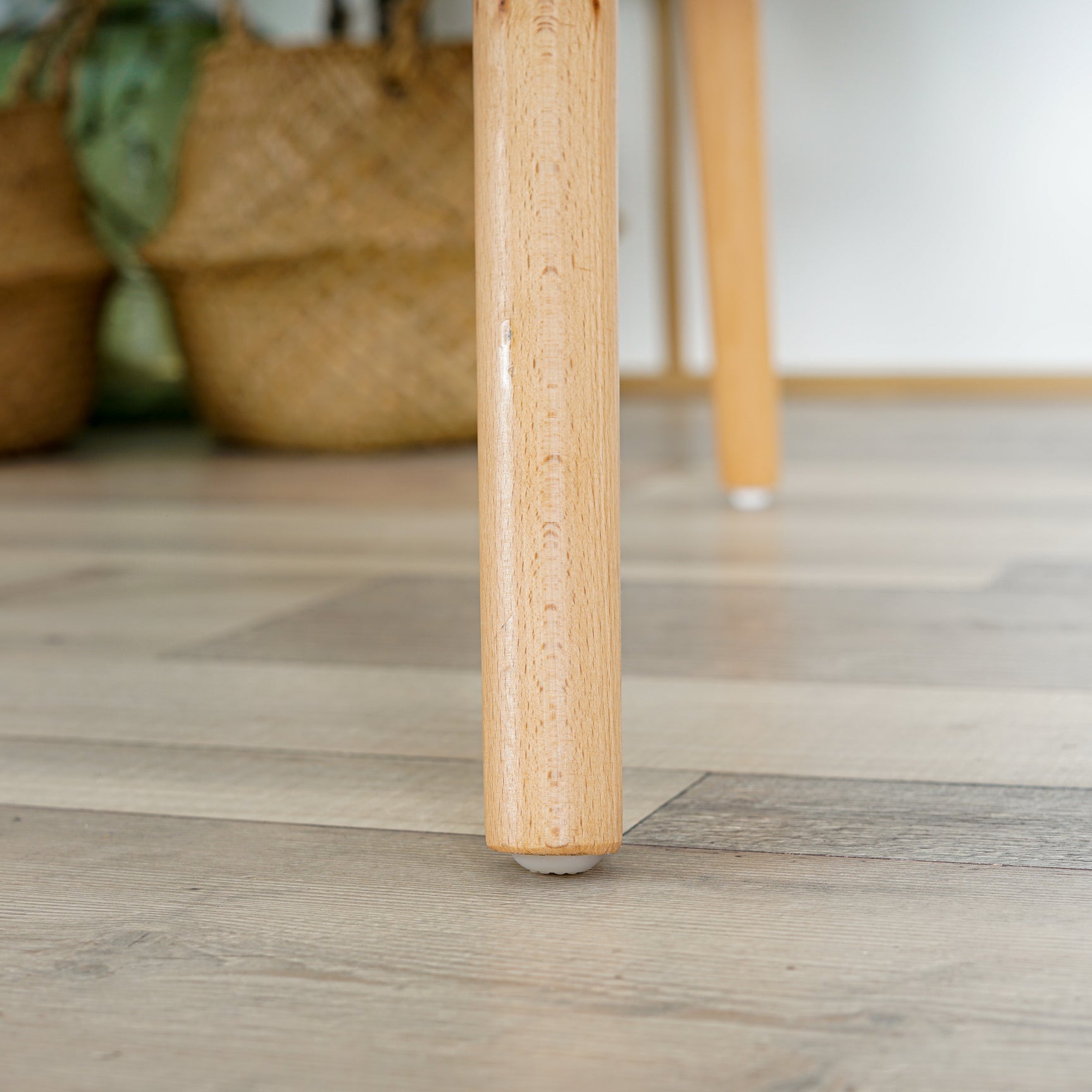 Fauteuil scandinave avec accoudoirs en tissu gris foncé capitonné - KAS