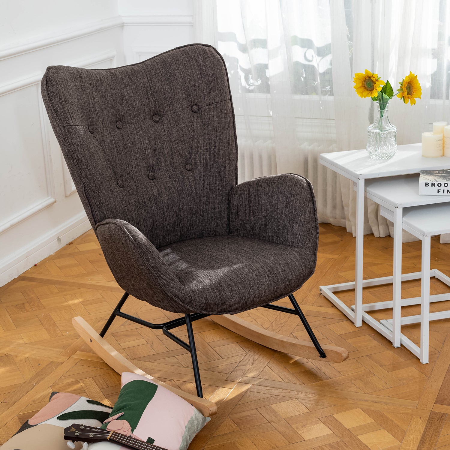 Fauteuil à bascule allaitement scandinave avec accoudoirs en tissu gris foncé capitonné - EPPING