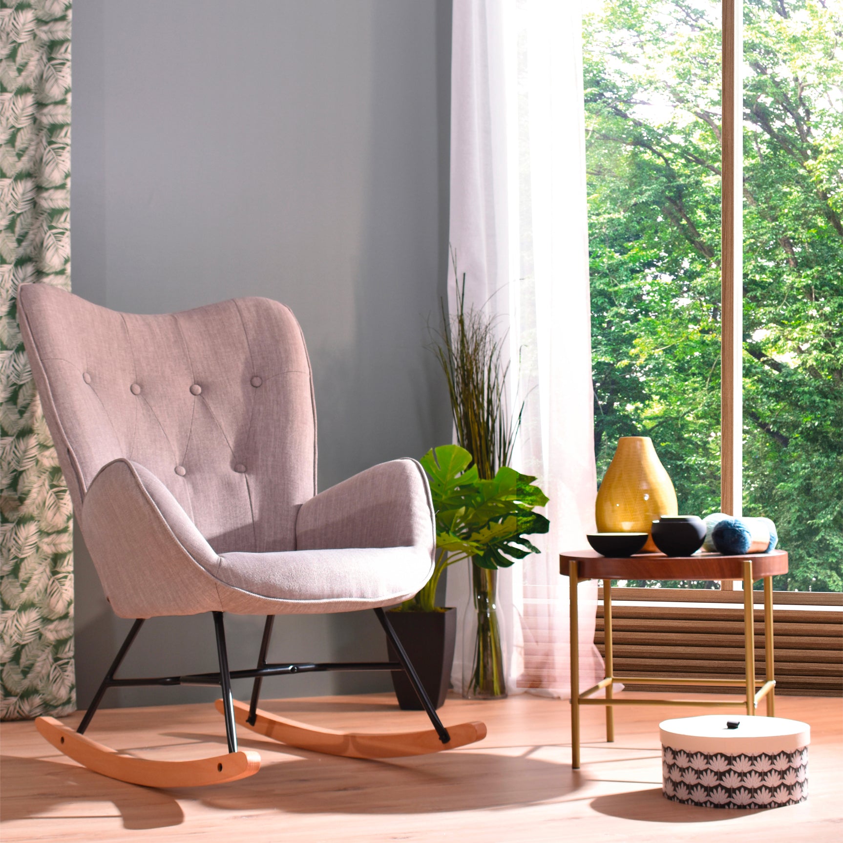 Fauteuil à bascule allaitement scandinave avec accoudoirs en tissu gris capitonné - EPPING