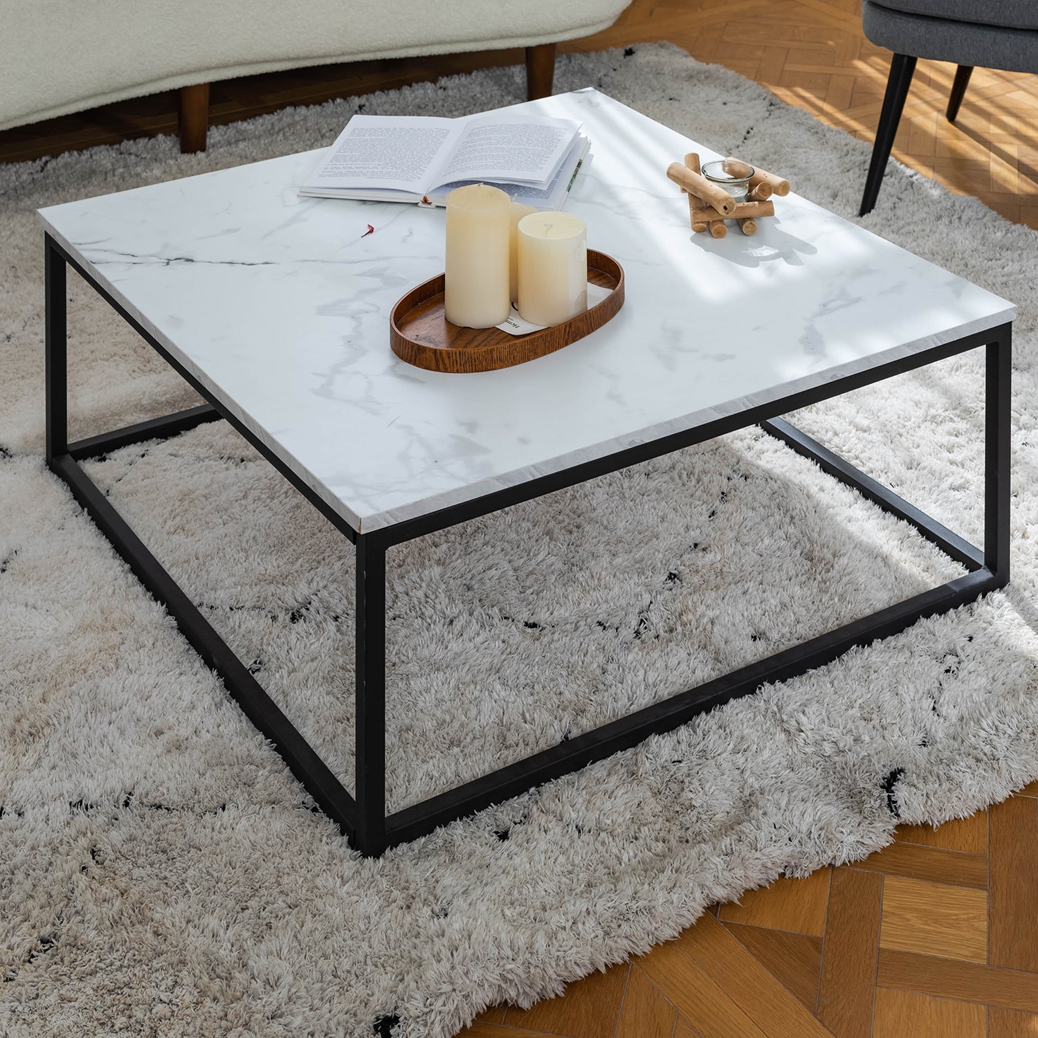 Table basse carrée style contemporain, plateau en bois effet marbre, structure en métal noir - FACTO