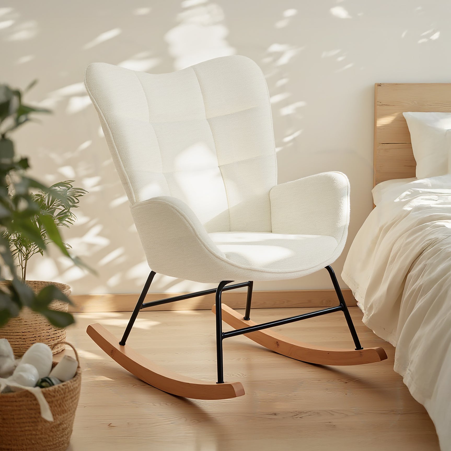 Fauteuil à bascule allaitement scandinave avec accoudoirs en chenille blanche à surpiqûres - KANAS