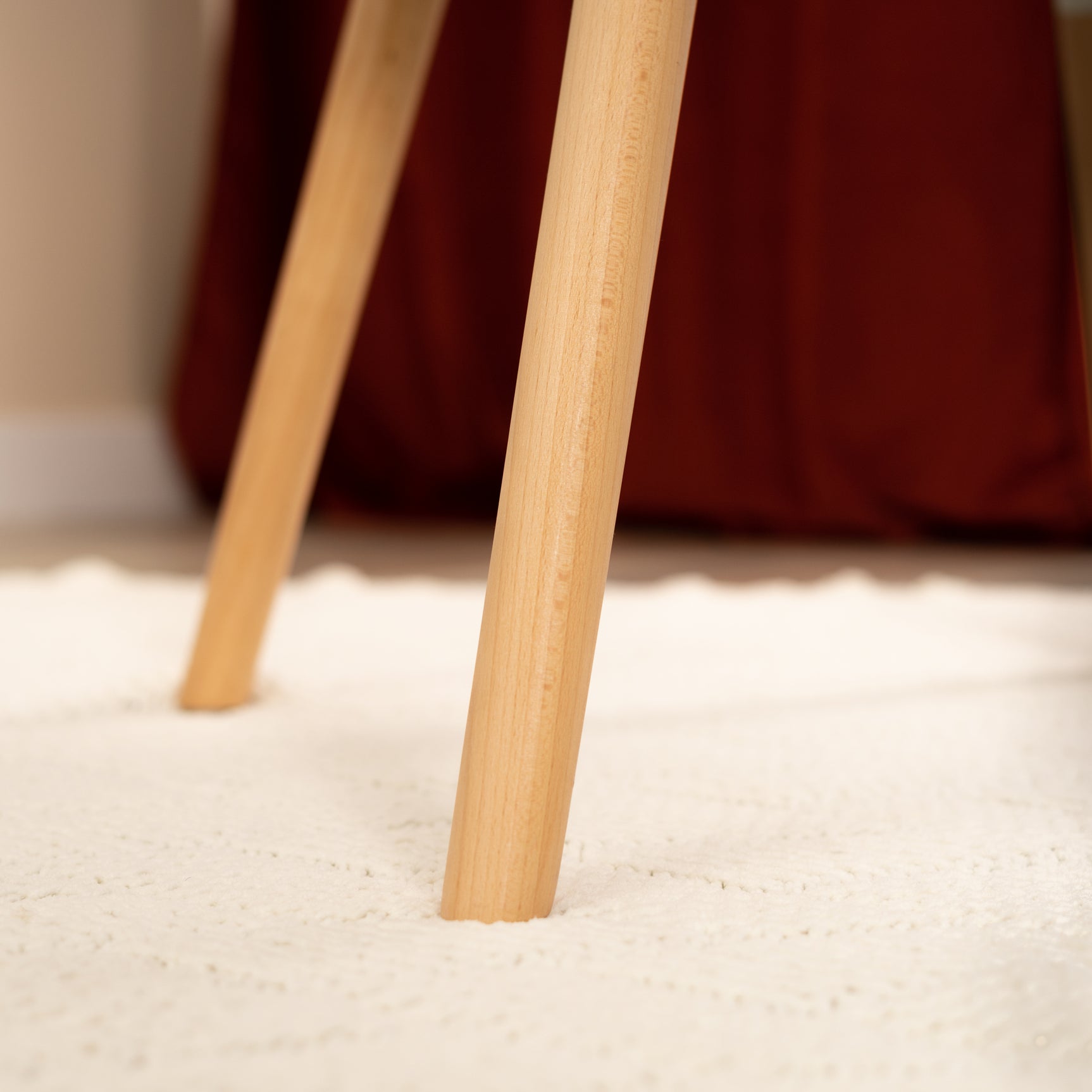 Fauteuil scandinave avec accoudoirs en tissu beige capitonné - KAS