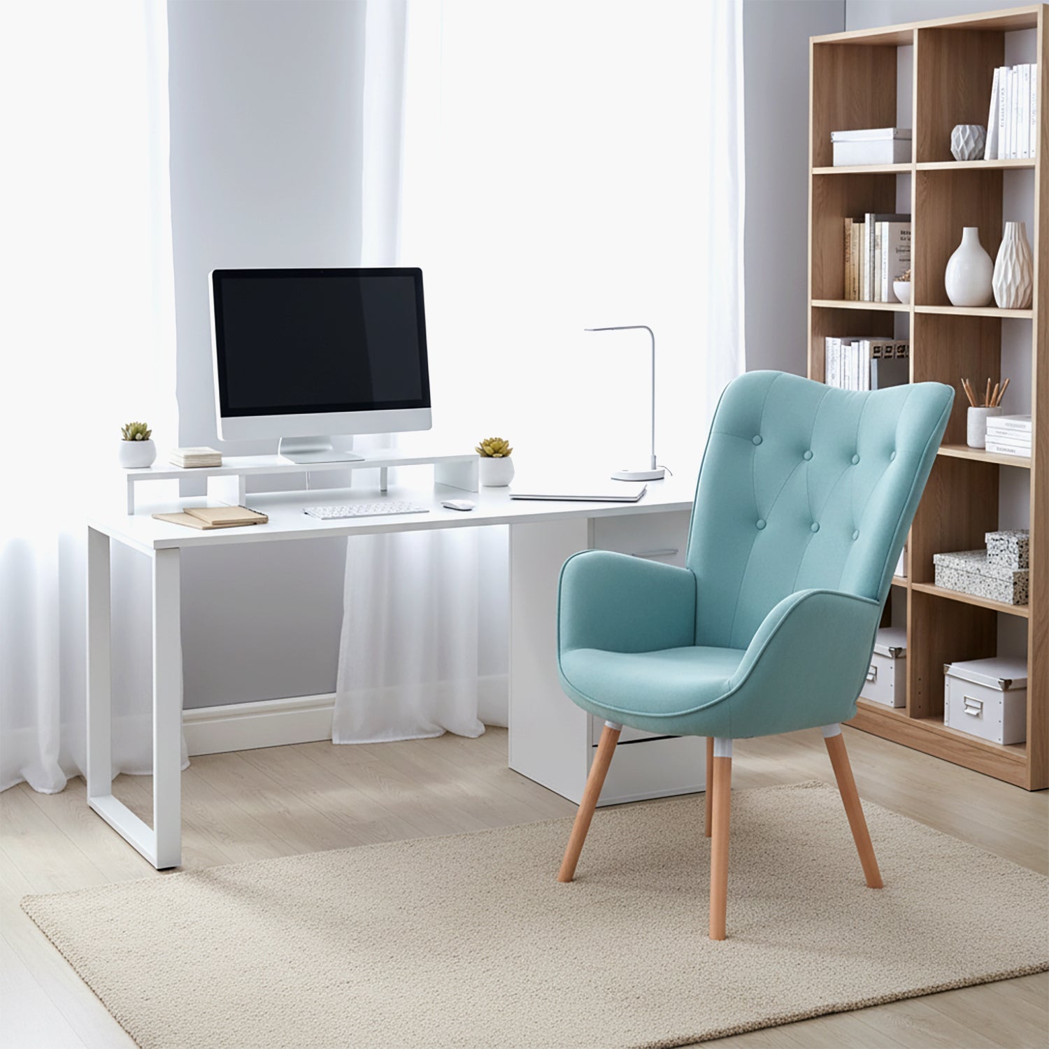 Fauteuil scandinave avec accoudoirs en tissu vert d'eau capitonné - KAS