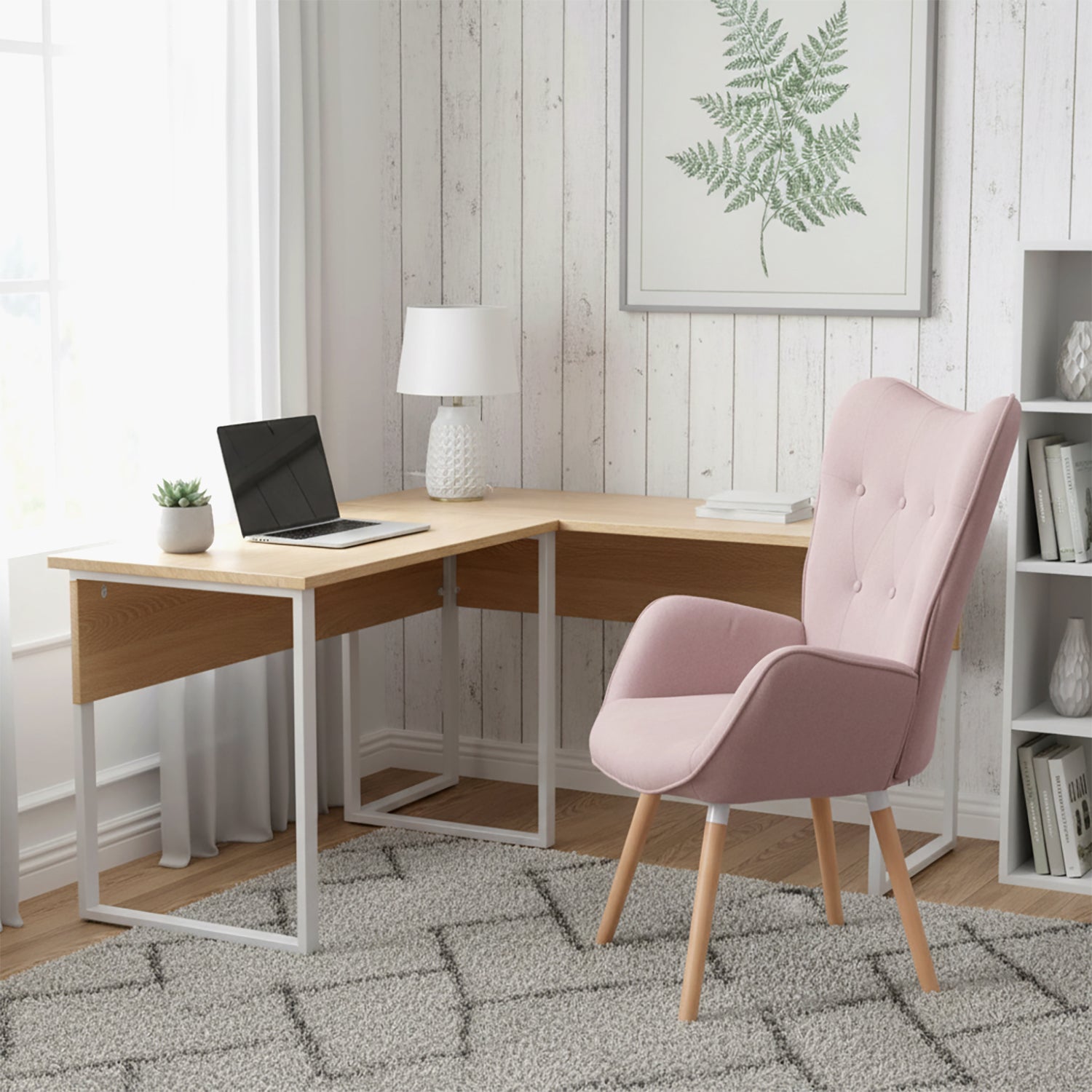 Fauteuil scandinave avec accoudoirs en tissu rose capitonné - KAS