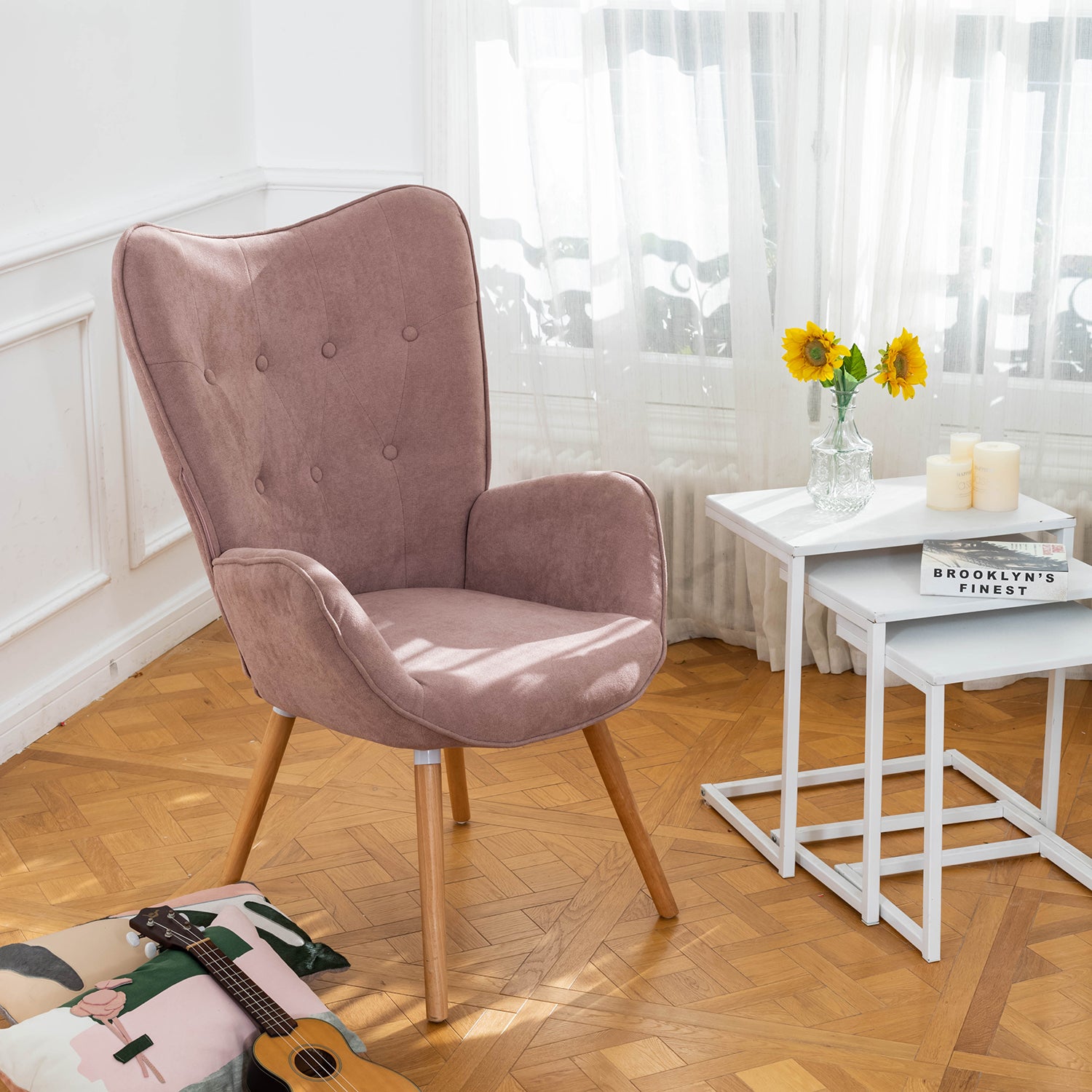 Fauteuil scandinave avec accoudoirs en tissu rose capitonné - KAS