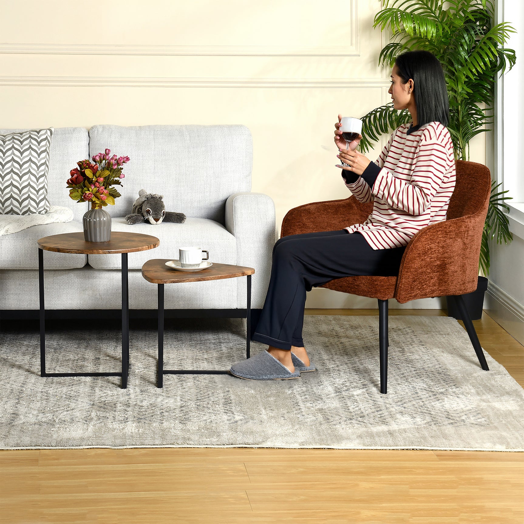 Fauteuil scandinave relax en tissu chenille marron caramel avec accoudoirs et pieds en métal noir ââ‚?MARRIAM