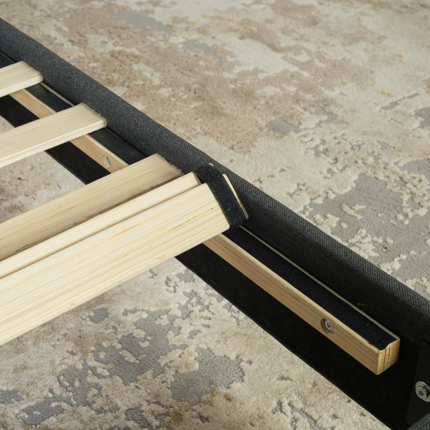 Lit double (140 x 190cm) avec tête de lit capitonnée en tissu gris (matelas non inclus) - LEON