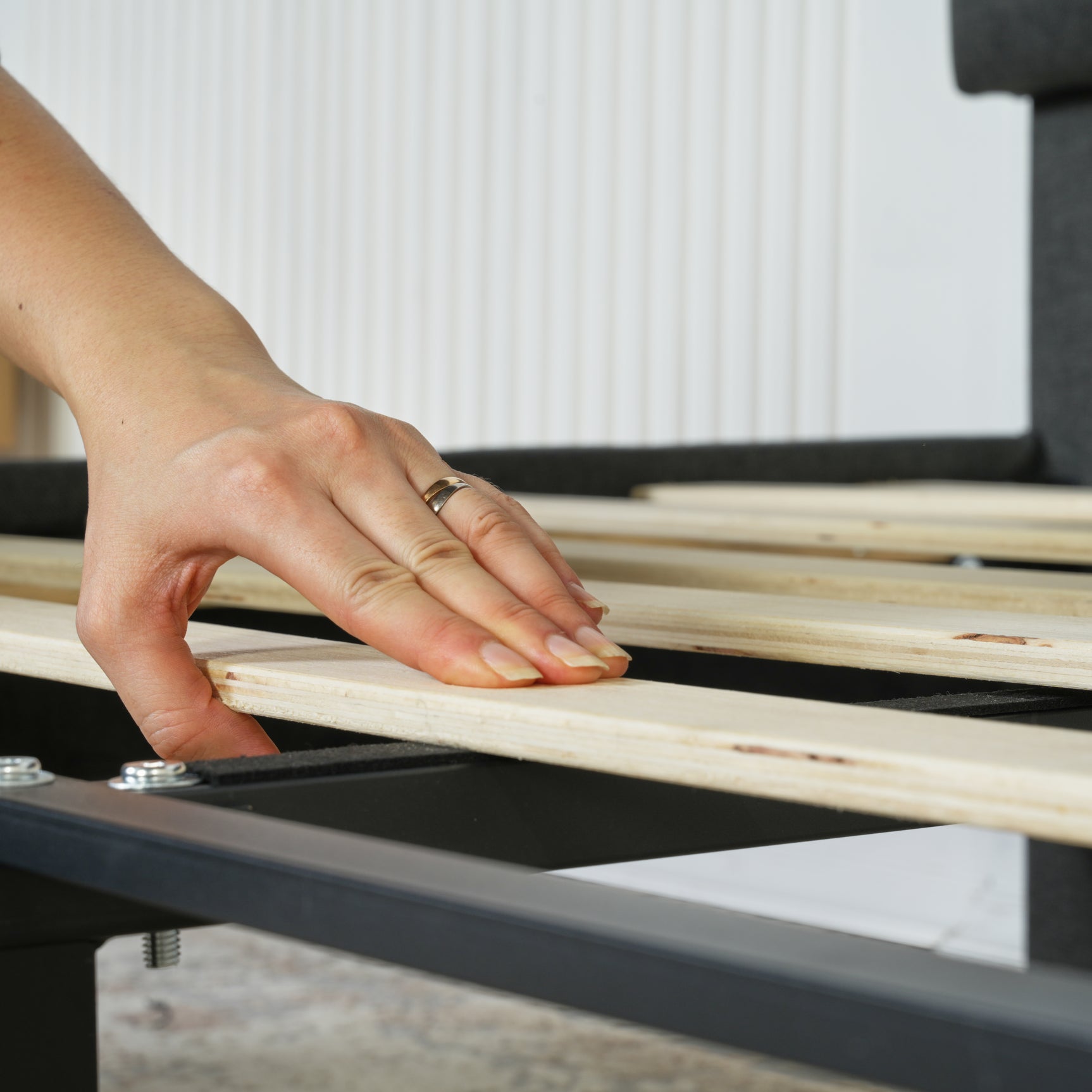 Lit double (160 x 200cm) avec tête de lit capitonnée en tissu gris (matelas non inclus) - LEON