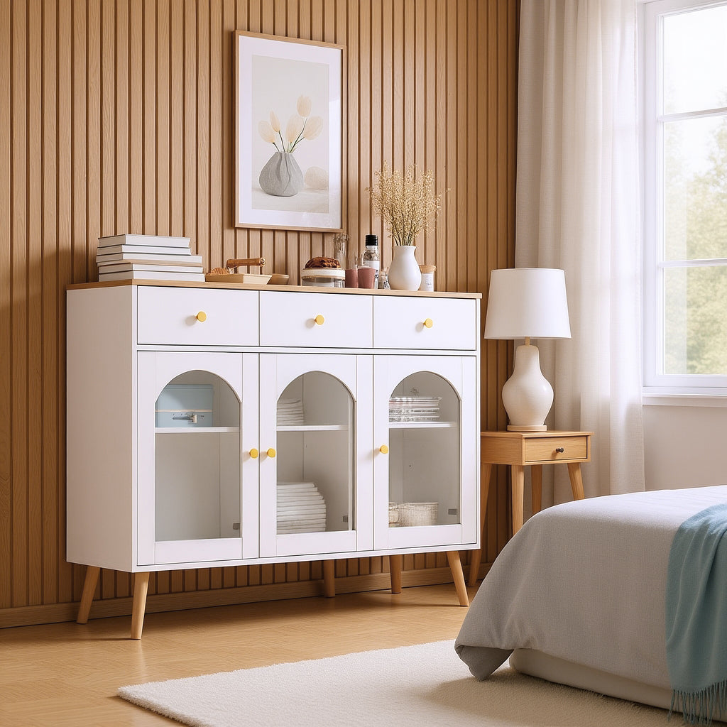 Buffet blanc et bois naturel avec 3 tiroirs et 3 portes cintrées en verre trempé, grand espace de rangement élégant