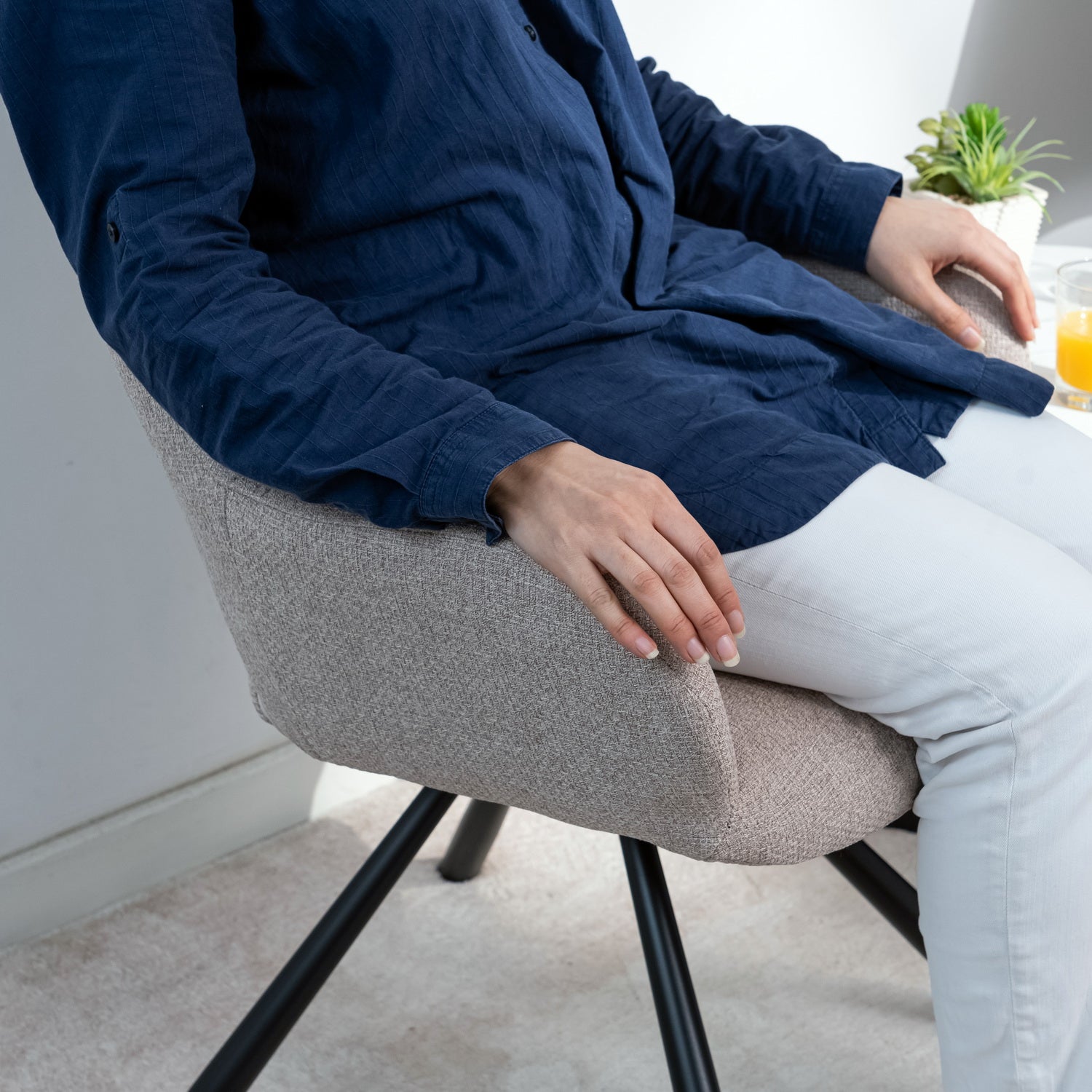 Set mit 6 skandinavischen Esszimmerstühlen mit Armlehnen aus beigem Stoff – BETH