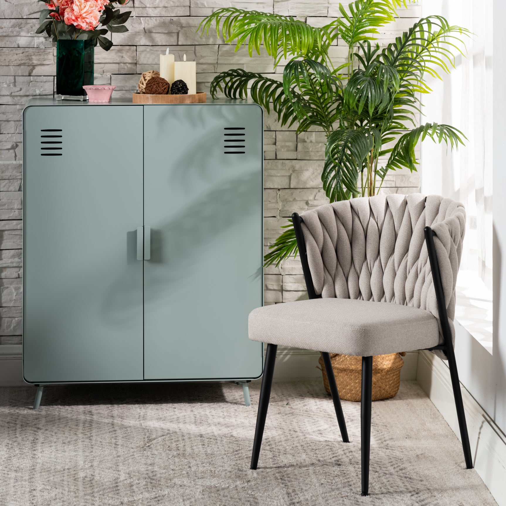 Hellgrüner Metallschrank/Spind im Industriestil mit Regalen und 2 Türen – WALNUSS