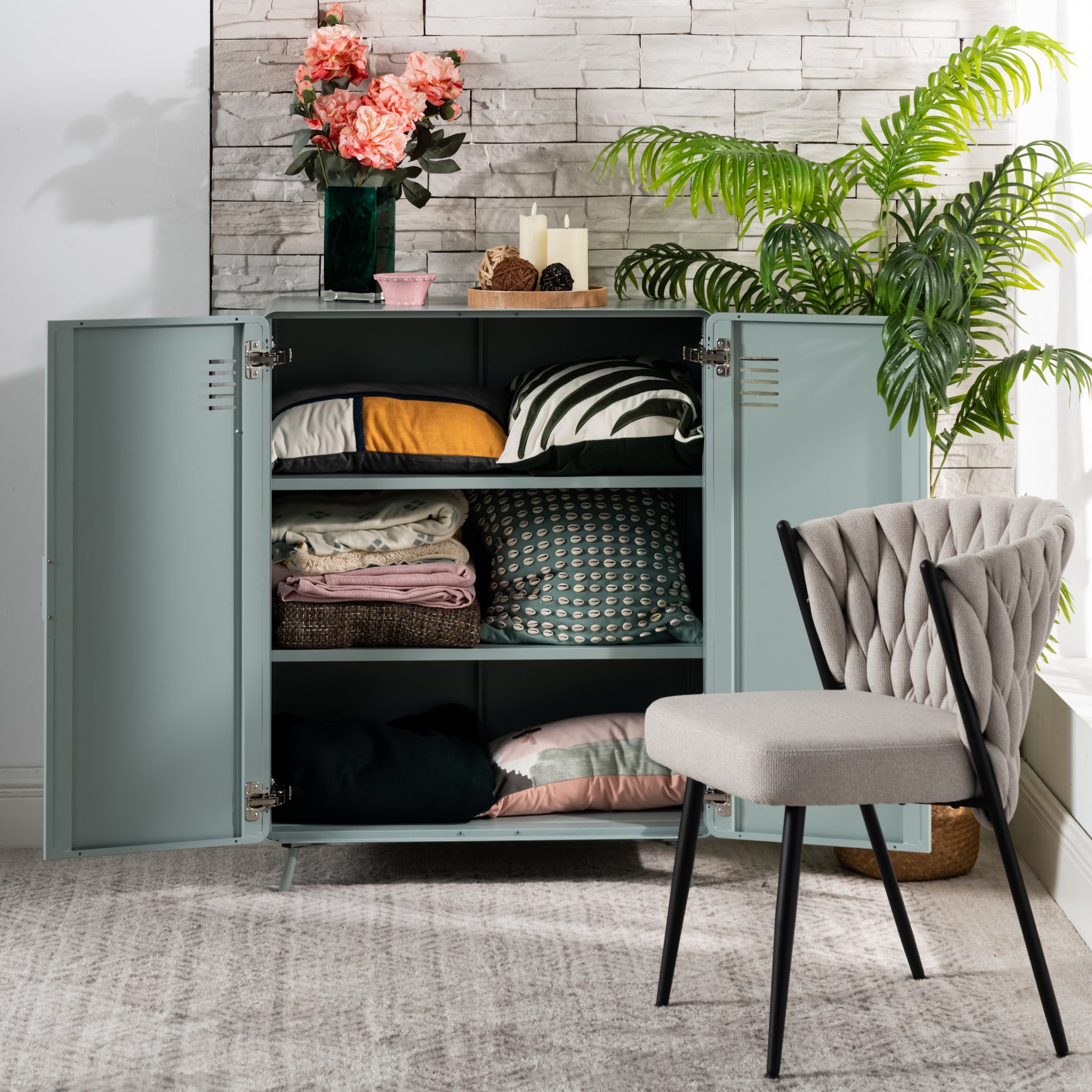 Hellgrüner Metallschrank/Spind im Industriestil mit Regalen und 2 Türen – WALNUSS