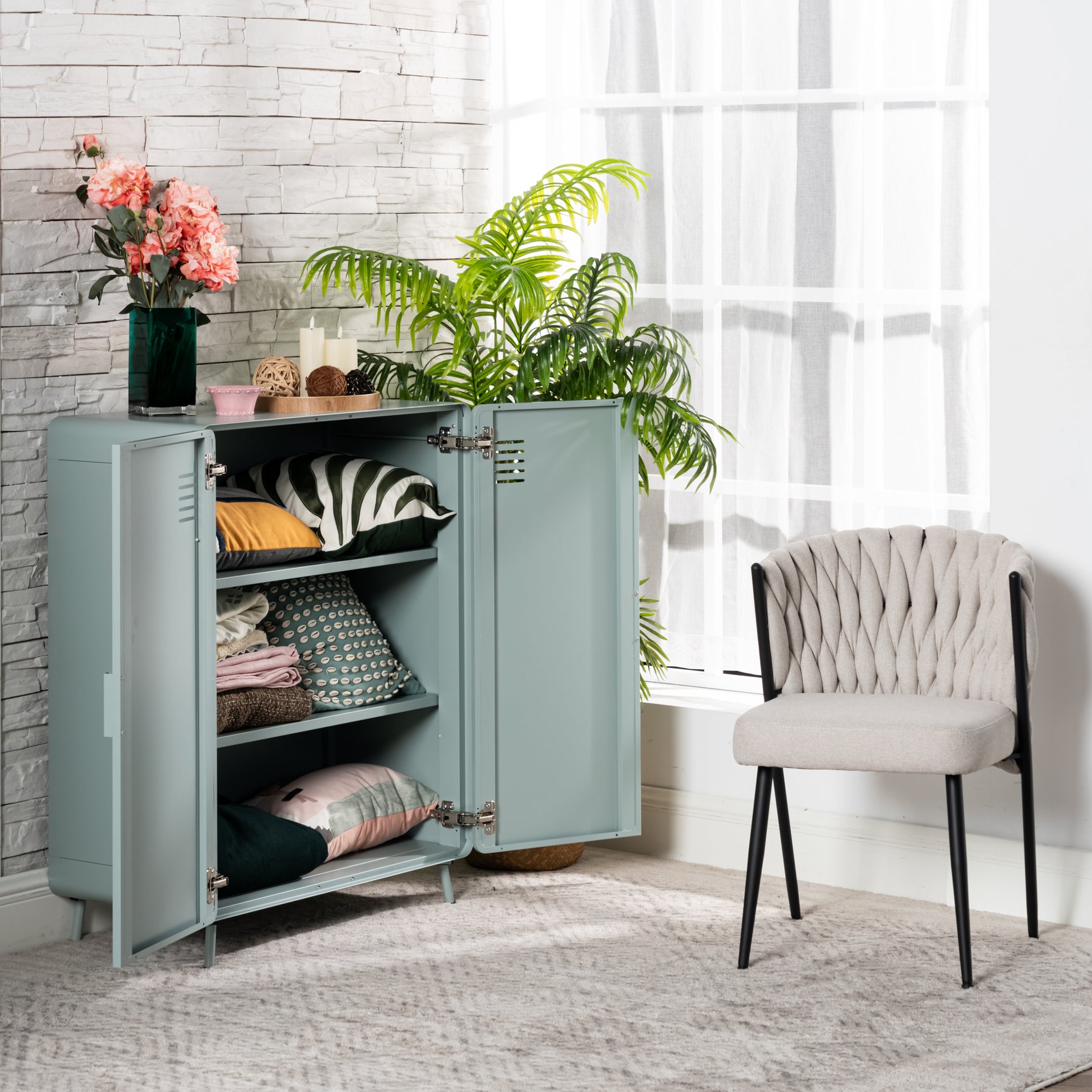 Set aus 2 Esszimmerstühlen im Industriestil mit geflochtener Rückenlehne aus beigem Stoff – MILIANA