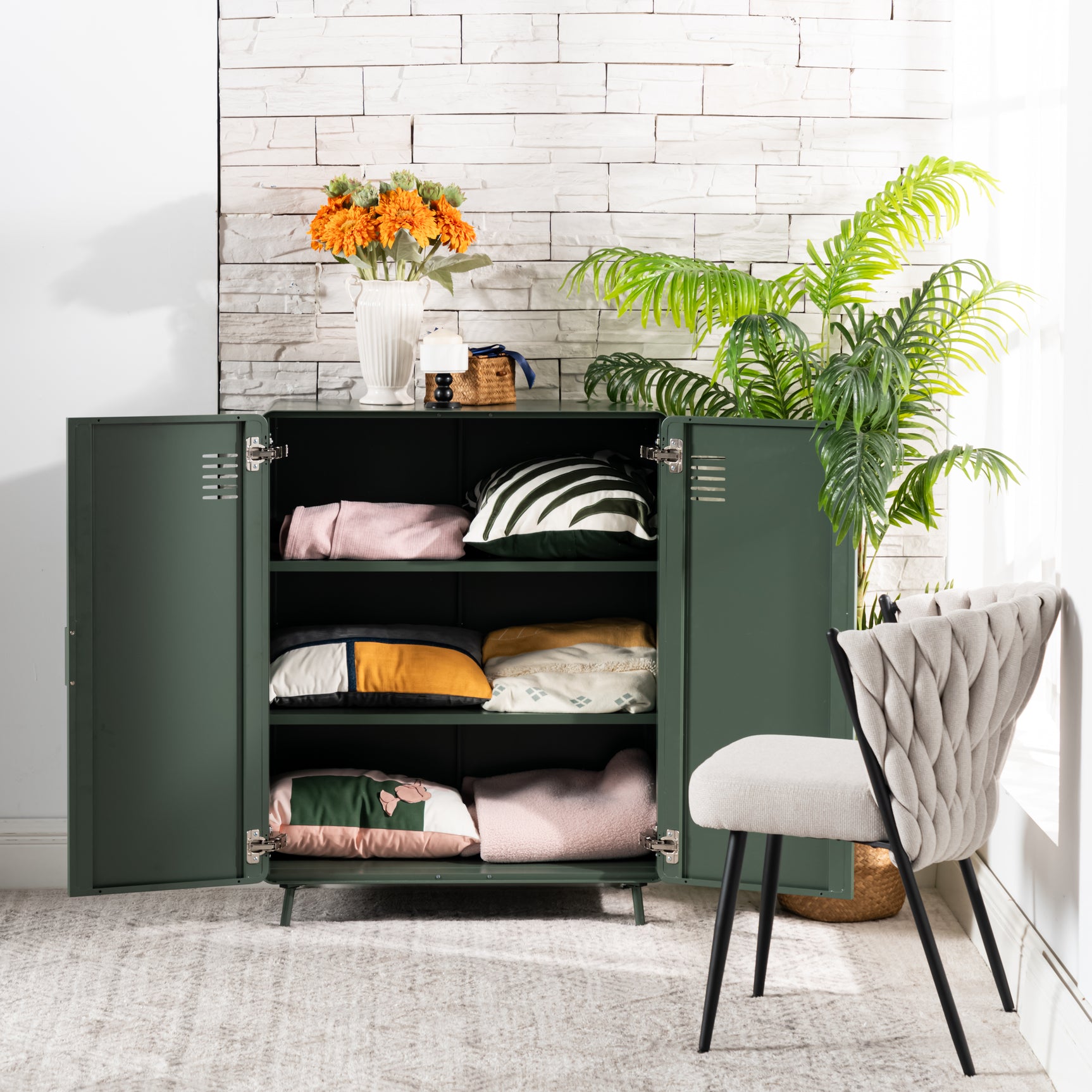 Grüner Metallschrank/Spind im Industriestil mit Regalen und 2 Türen – WALNUSS