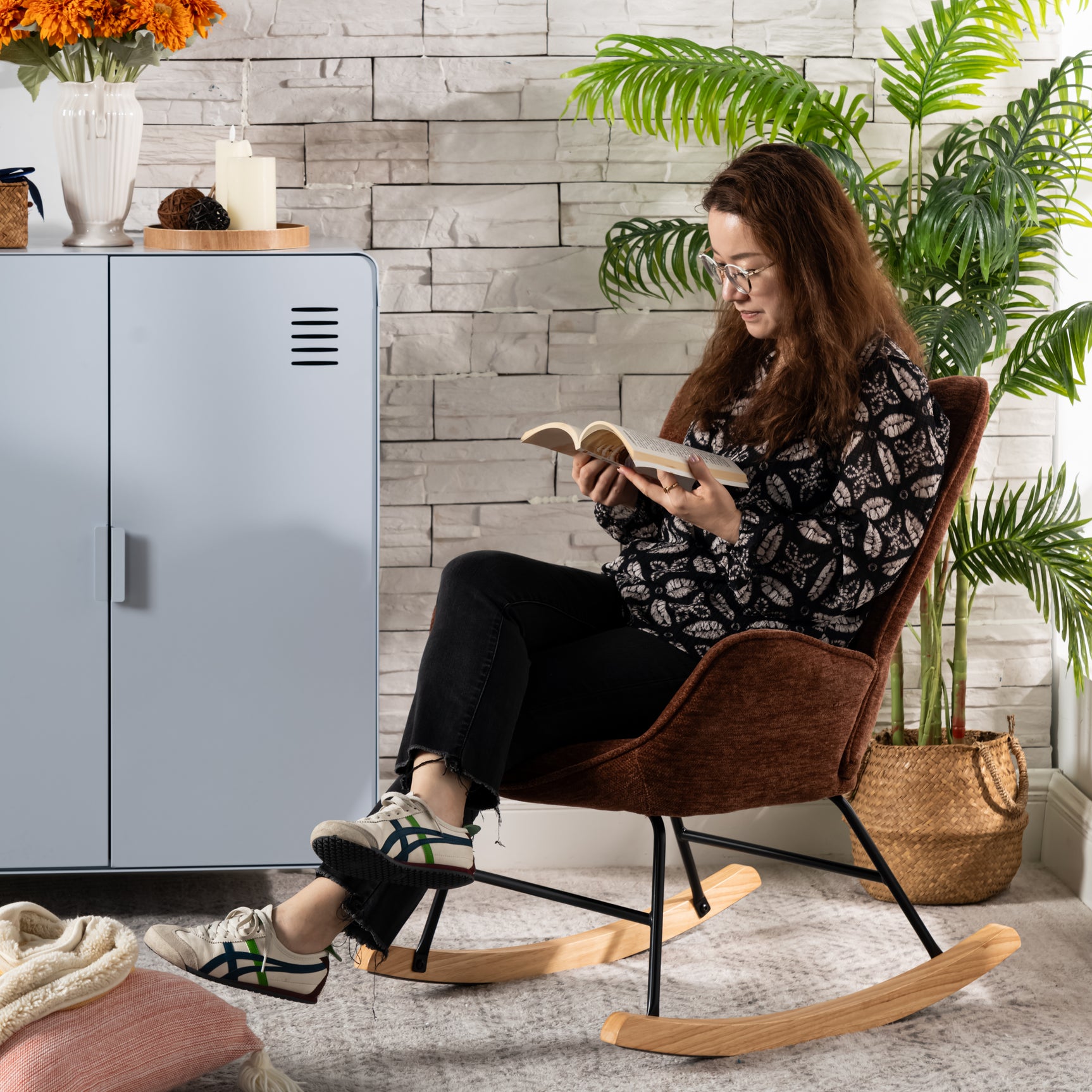 Scandinavian breastfeeding armchair with brick -red red -stable chanter armilies - kanas