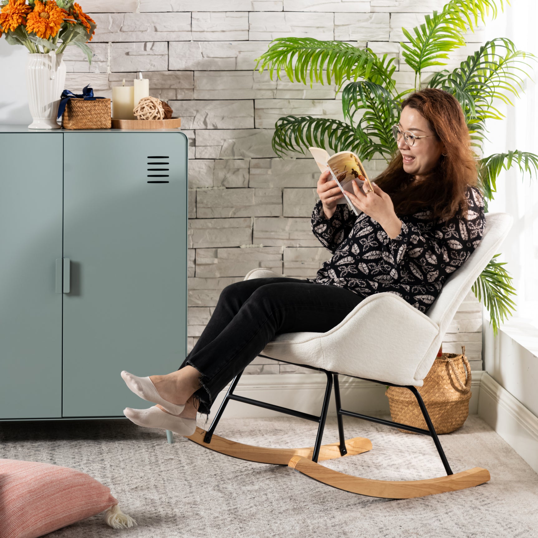 Fauteuil à bascule allaitement scandinave avec accoudoirs en chenille blanche à surpiqûres - KANAS