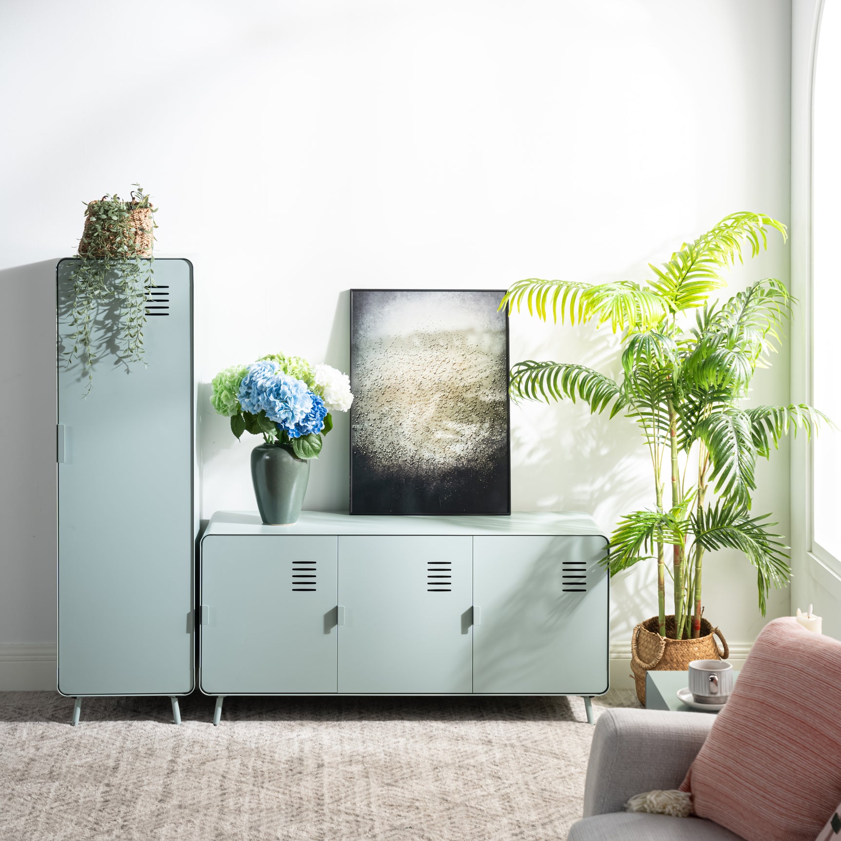 TV-Möbel/Wohnzimmer-Sideboard aus hellgrünem Metall, 3 Türen und Holzplatte mit Regalen – WALNUSS