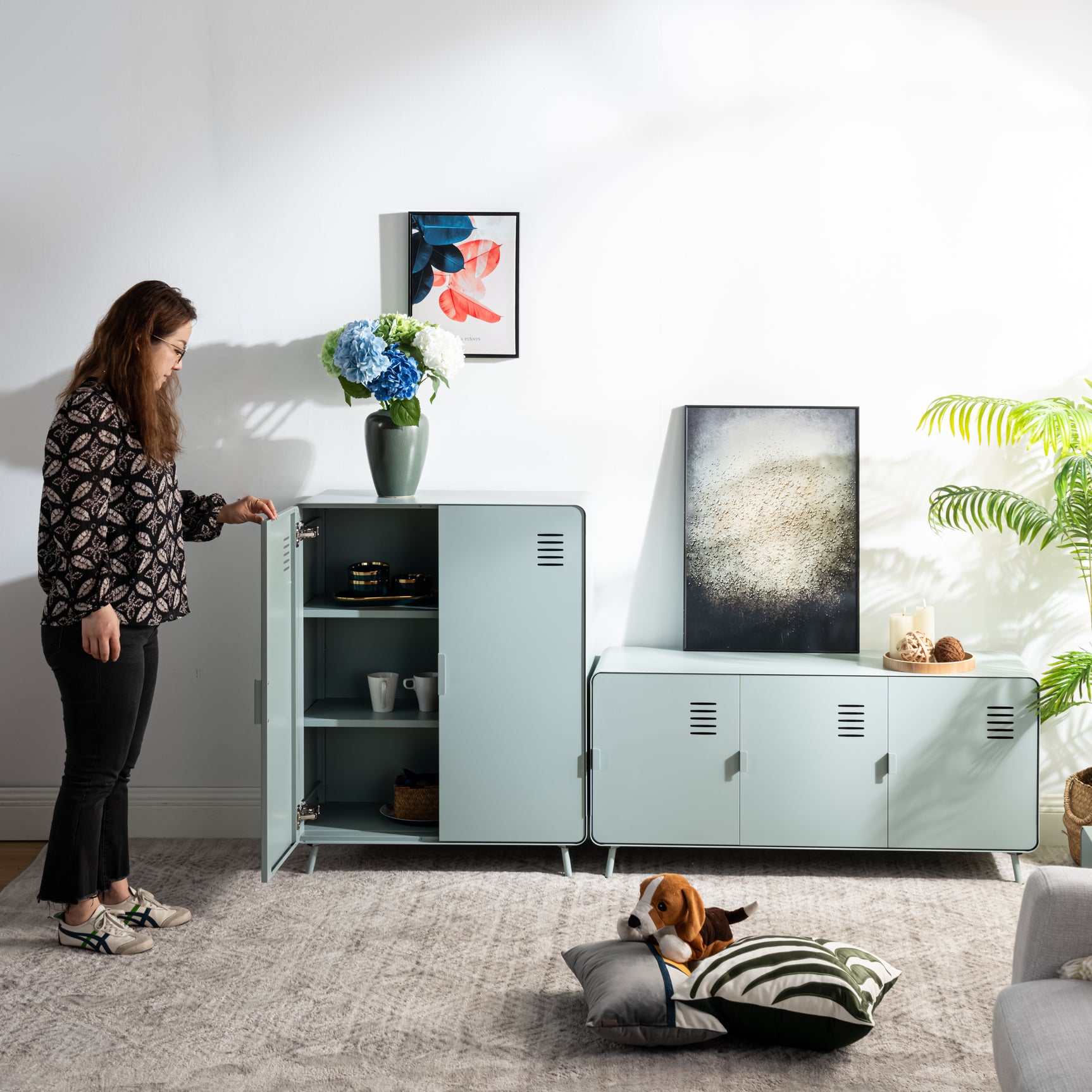 Hellgrüner Metallschrank/Spind im Industriestil mit Regalen und 2 Türen – WALNUSS