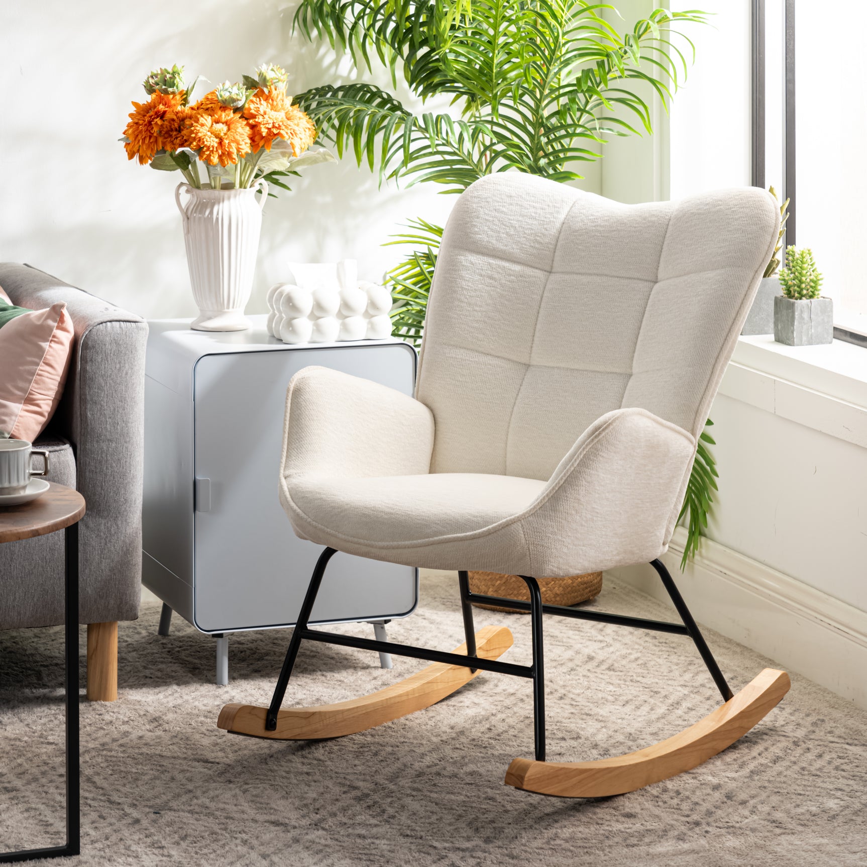 Fauteuil à bascule allaitement scandinave avec accoudoirs en chenille blanche à surpiqûres - KANAS