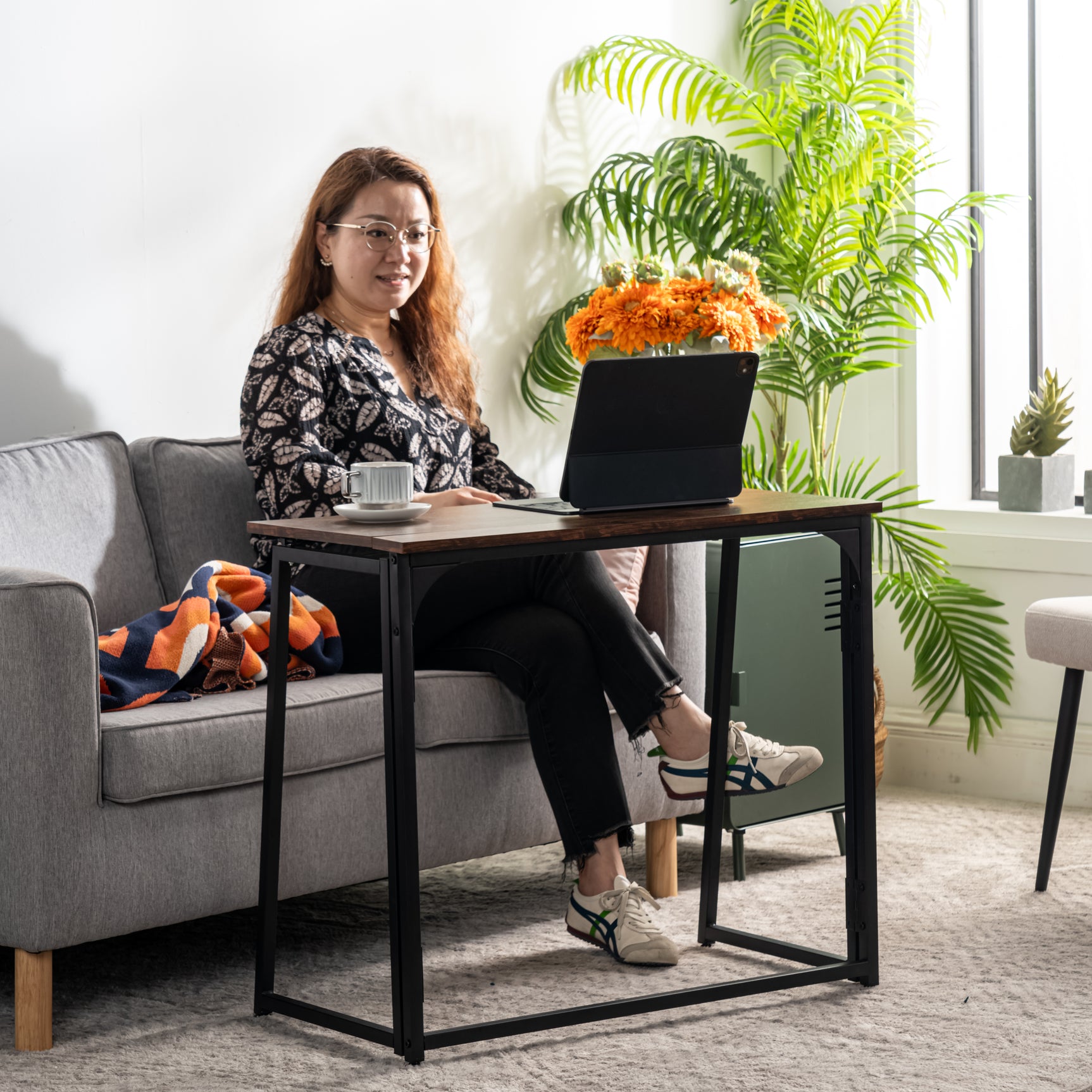 Bureau/table d'ordinateur industriel pliant avec 4 roulettes en bois et en métal noir - ASCOLI