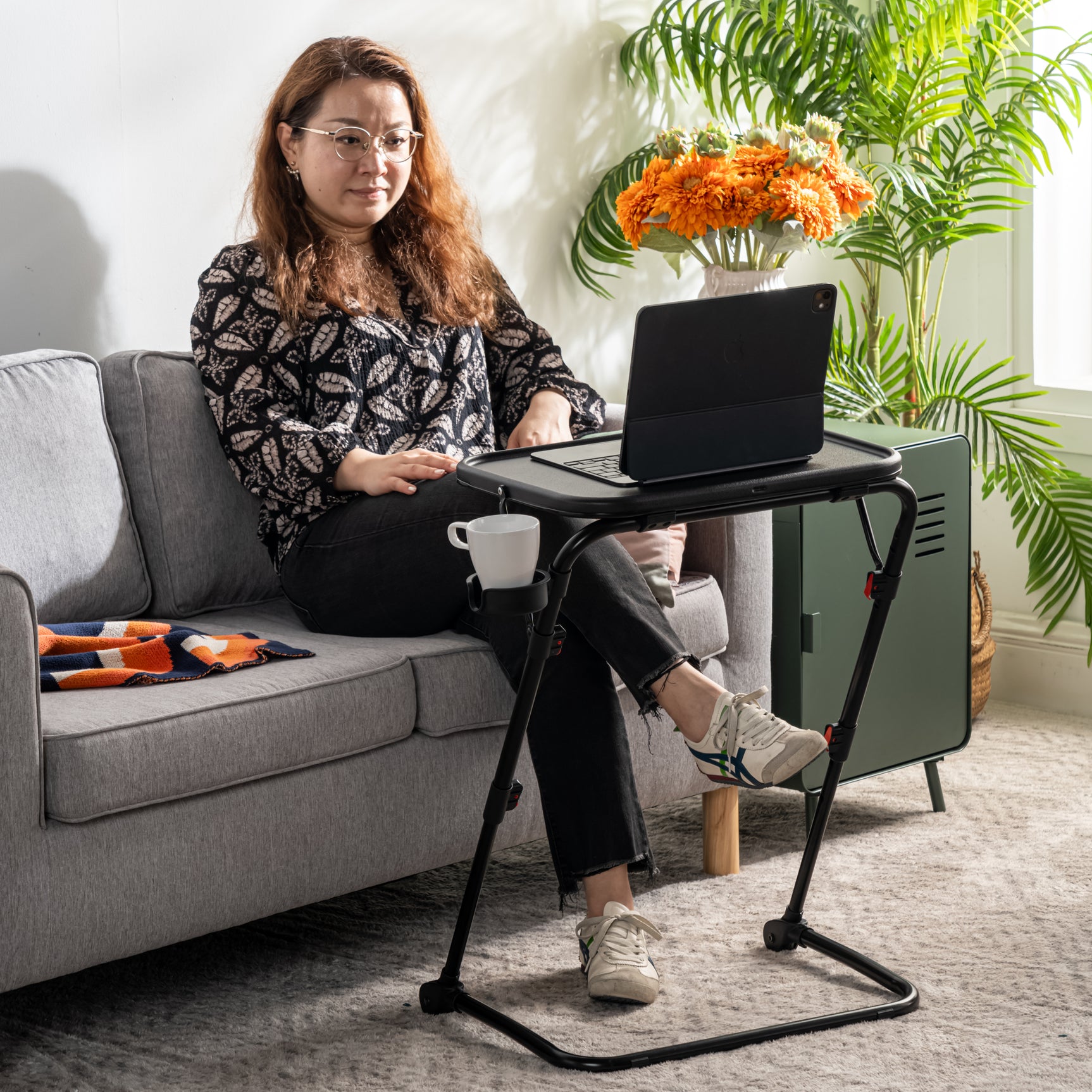 Table d’appoint pliable pour ordinateur portable, bout de canapé réglable en hauteur avec plateau inclinable et porte-gobelet - BASELINE