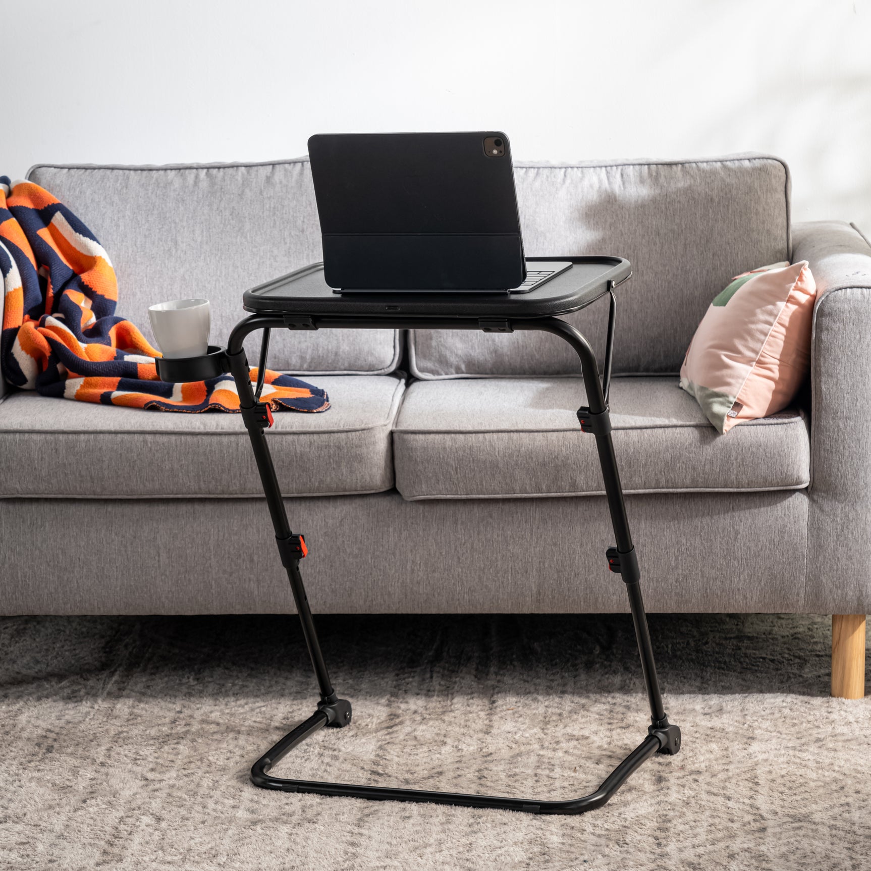 Table d’appoint pliable pour ordinateur portable, bout de canapé réglable en hauteur avec plateau inclinable et porte-gobelet - BASELINE