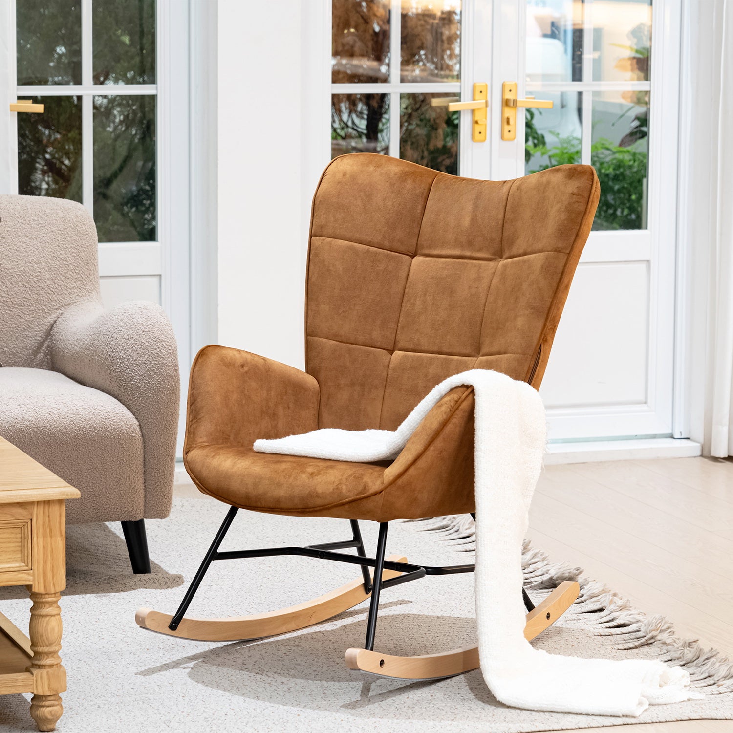 Fauteuil à bascule allaitement scandinave avec accoudoirs en velours moutarde à surpiqûres - KELAN