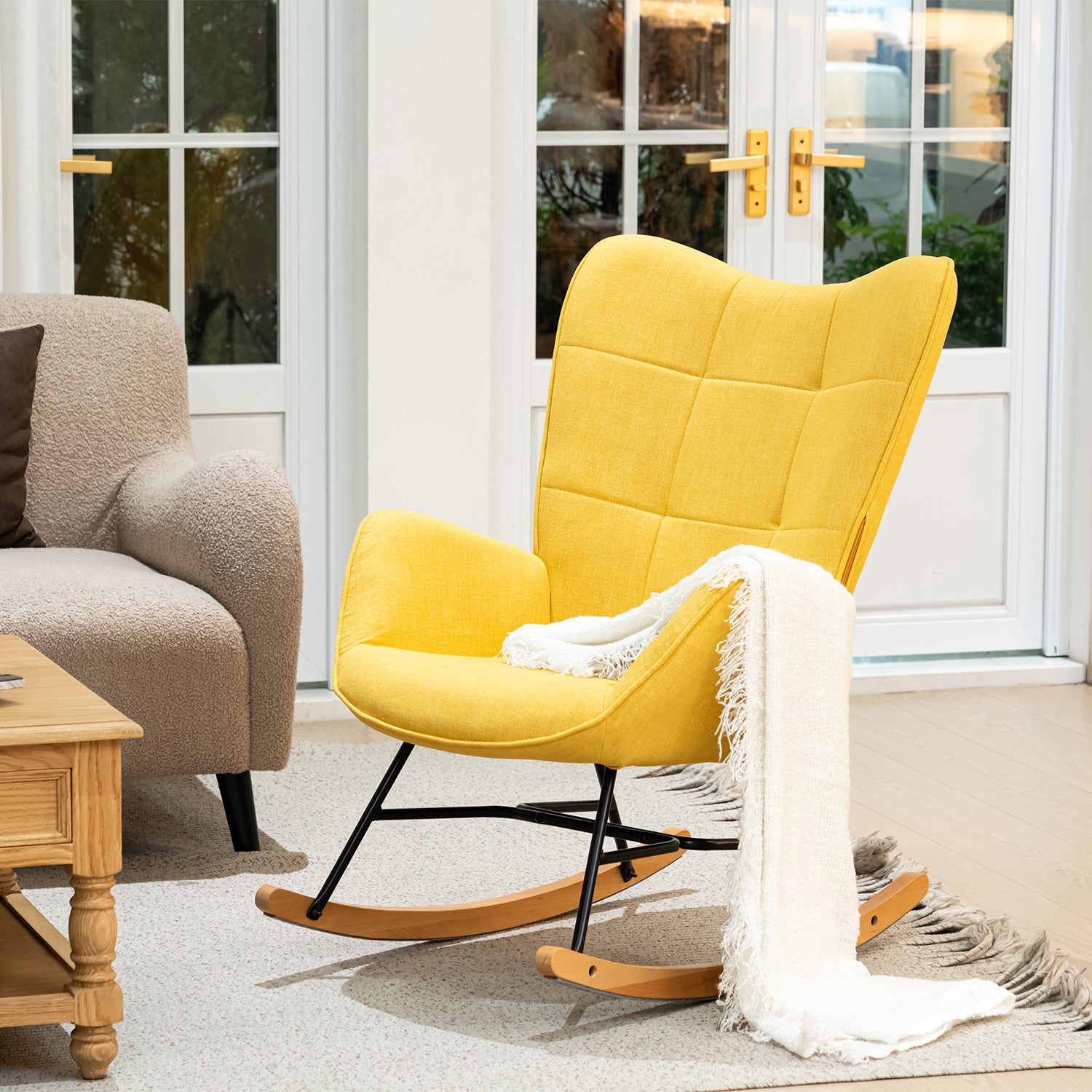 Fauteuil à bascule allaitement scandinave avec accoudoirs en tissu jaune à surpiqûres - KELAN