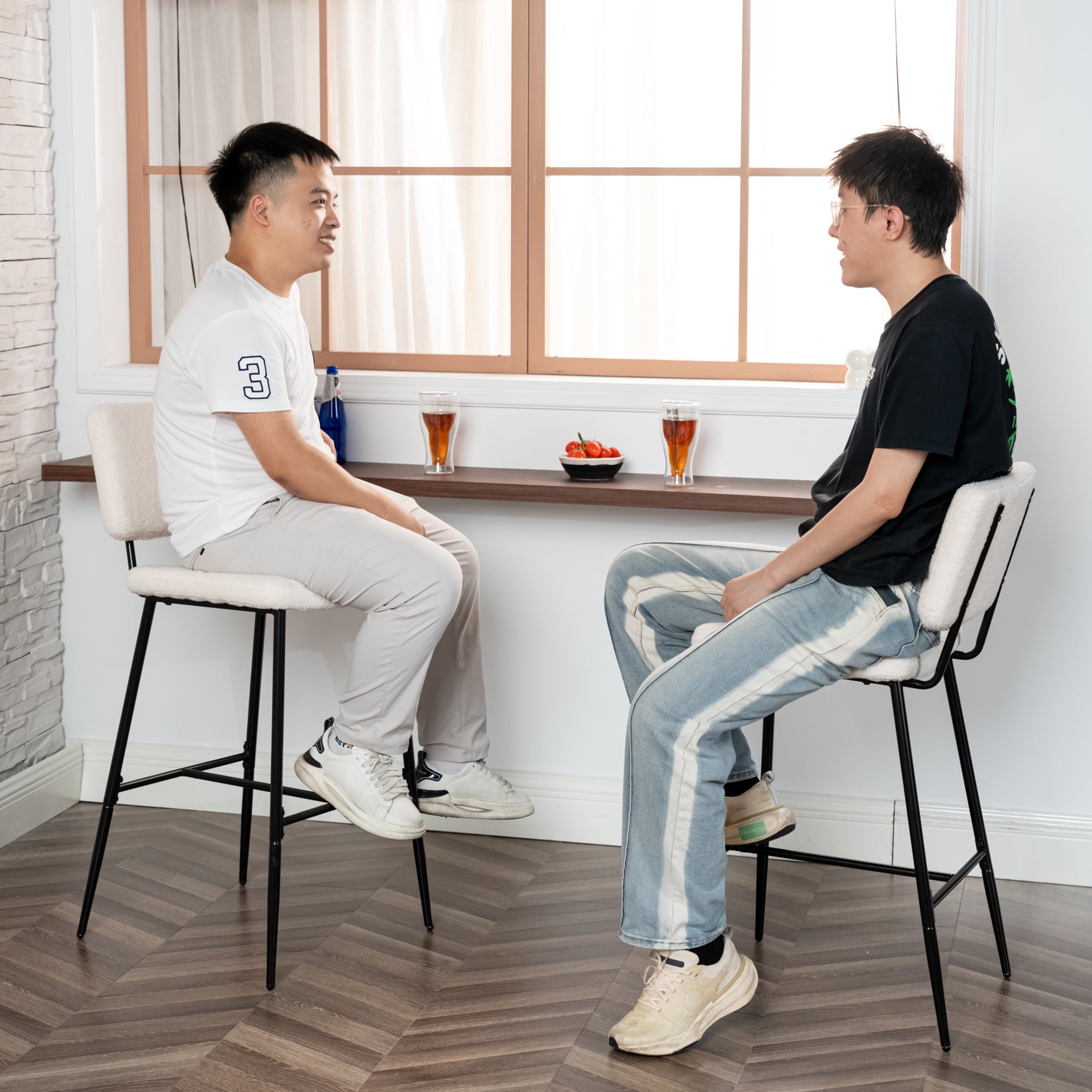 Set mit 6 skandinavischen Barhockern mit Rückenlehne aus beigem Schaffellstoff – POMONA BAR