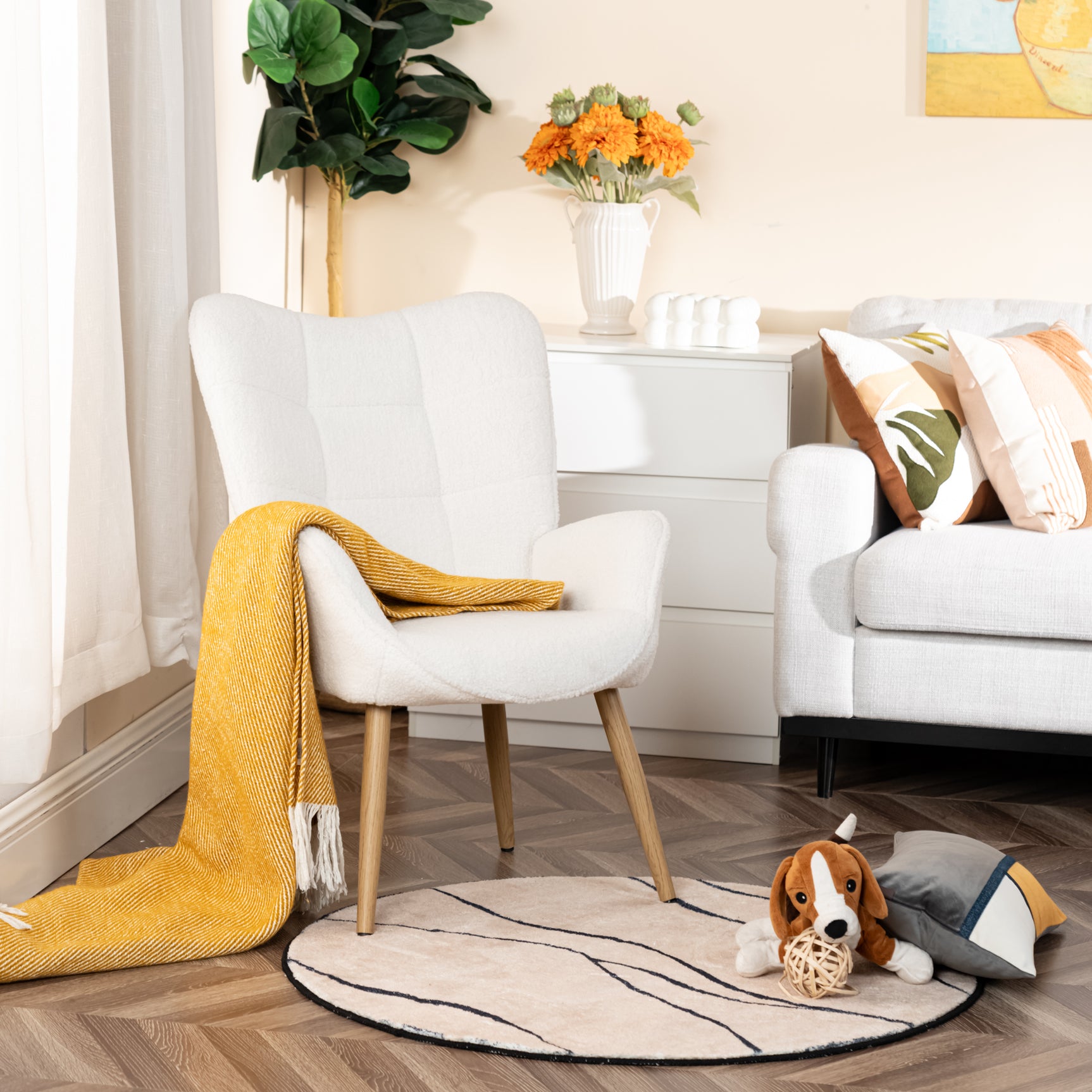 Fauteuil scandinave avec accoudoirs en tissu mouton bouclette beige à surpiqûres - KANAS