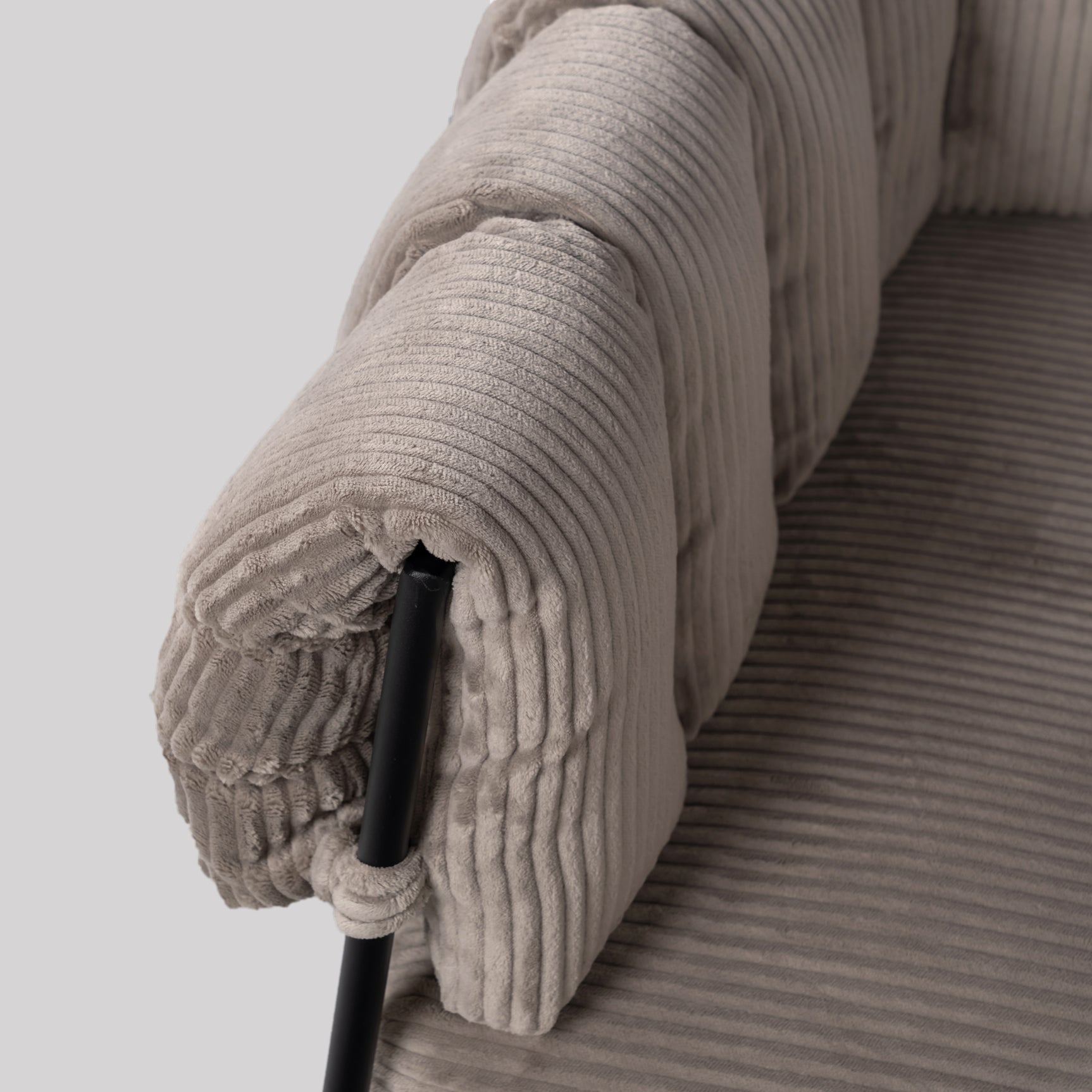 Fauteuil lounge avec accoudoirs en velours côtelé taupe clair - DOMCO